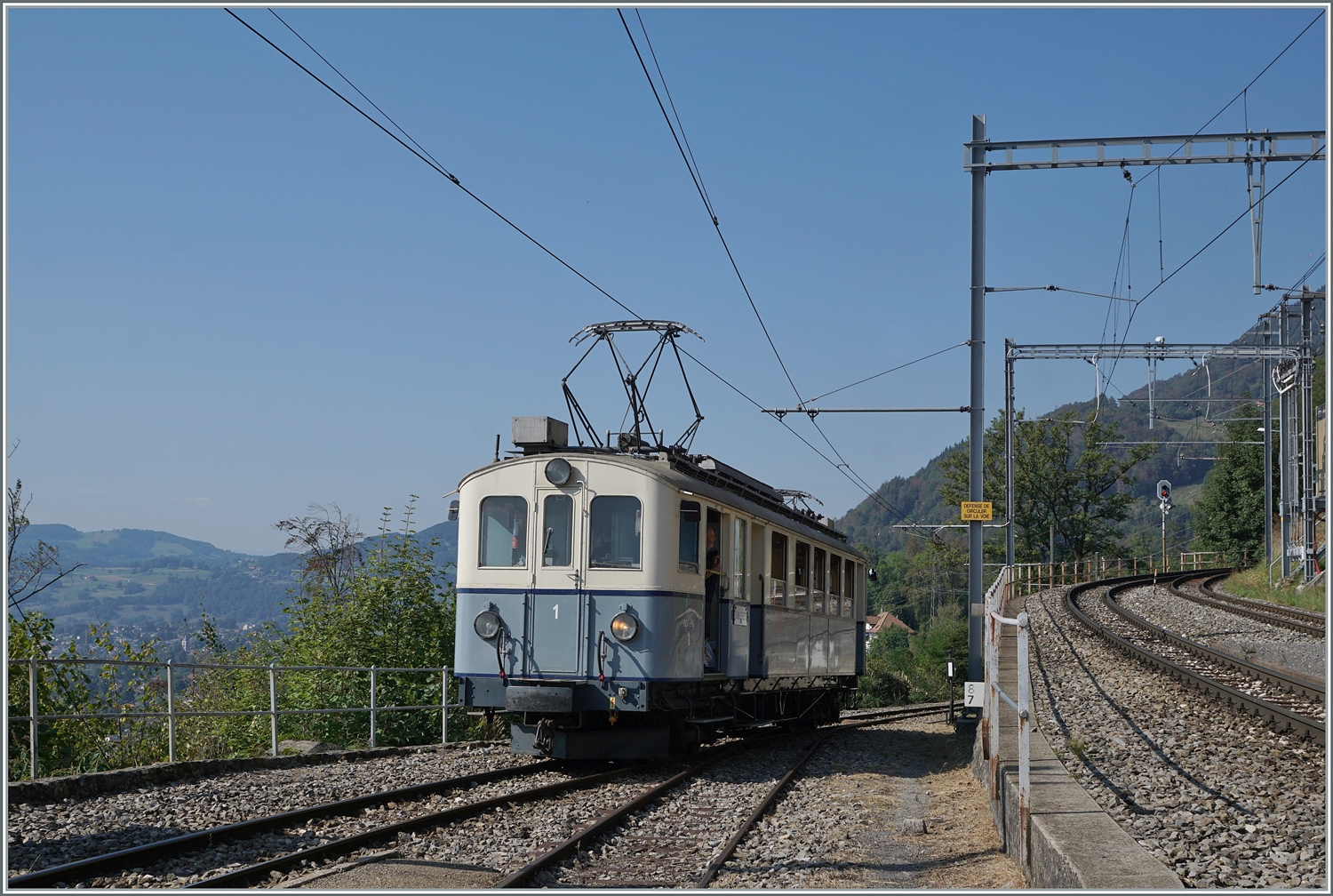  Le Chablais en fête  bei der Blonay Chamby Bahn. Der bestens gepflegte ASD BCFe 4/4 N° 1 bei seiner  Rund -Fahrt von Chaulin nach Cornaux und Chamby und zurück nach Chaulin verlässt Chamby in Richtung Chaulin.

9. September 2023