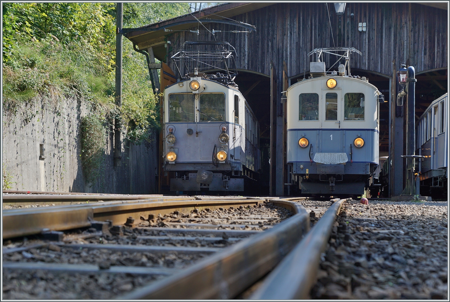  Le Chablais en fête  bei der Blonay Chamby Bahn. Zwei Triebwage mit dem selben Baujahr in Vergleich: Der ASD BCFe 4/4 N° 1 (jedoch 1940 restauriert) und der LLB BCFeh 4/4 N° 10 in Chaulin 

9. September 2023