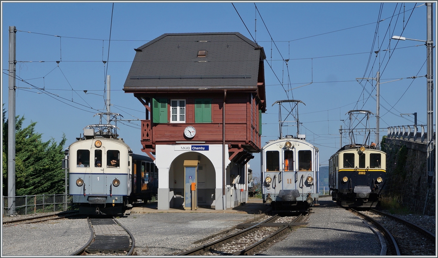 Le Chablais en fête  bei der Blonay Chamby Bahn. Die Eröffnung des ersten Teilstückes der Bex - Villars Bahn vor 125 Jahren, sowie die vor 80 Jahren erfolgte Fusion einiger Strecken im Chablais waren der Anlass zum diesjährigen Herbstfestivals  Le Chablais en fête. Als besondere Attraktion zeigt sich der ASD BCFe 4/4 N° 1  TransOrmonan  der TPC mit seinem B 35 als Gastfahrzeug. Eine grosse und bestens organisierte Überraschung gab es heute Morgen in Chamby: Das Bild zeigt den 1913 gebauten und 1940 umgebauten ASD BCFe 4/4 N° 1 auf der Fahrt von Blonay nach Chaulin (links im Bild) und die beiden MOB BCFe 4/4 N° 11 (Baujahr 1905) und DZe 6/6 2002 (Baujahr 1932), beide heute bei Blonay-Chamby Bahn, bei einer feinen Fahrzeugparade zwischen zwei MOB/MVR Zügen in Chamby. 10. September 2023