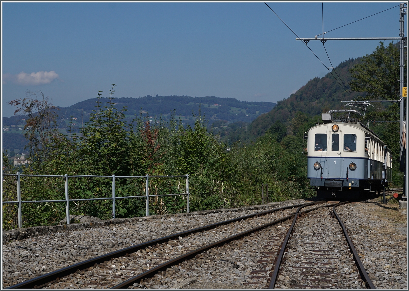  Le Chablais en fête  bei der Blonay Chamby Bahn. Der 1913 gebaute und 1940 umgebaute BCFe 4/4 N° 1 der ASD als Gast bei der Blonay-Chamby Bahn erreicht Chamby. Ganz links im Bild ist das Schloss von Blonay zu erkennen und somit der Ausgangspunkt der Blonay Chamby Bahn, welcher unweit des Schlosses beim Bahnhof liegt. 

9. September 2023