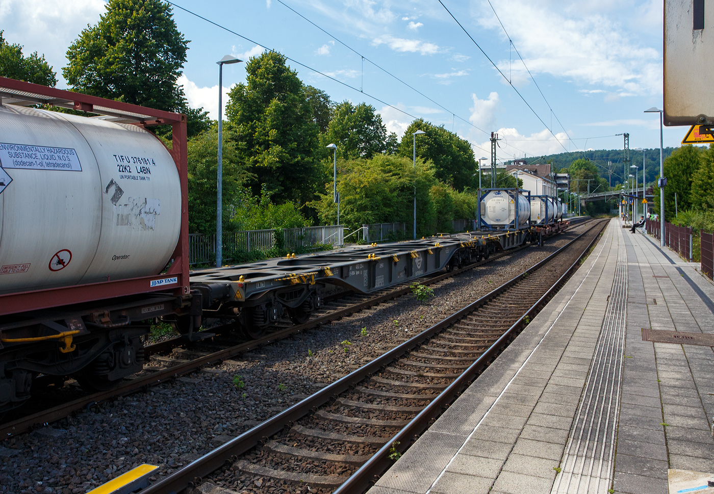 Leerer vierachsiger 60' Drehgestell-Containertragwagen für Großcontainer und Jumbo-Wechselbehälter, 33 87 4552 225-4 F-ERSA, der Gattung Sgnss 60' (HP), der französischen Vermietungsfirma ERMEWA S.A., am 30 Juli 2025 im Zugverband bei einer Zugdurchfahrt im Bahnhof Kirchen/Sieg.

Dies ist der am häufigsten verwendete “Allrounder”-Wagen für den kombinierten Verkehr. Dieser vierachsige intermodale Wagen des Typs Sgnss ist sowohl für ISO-Container 20, 30, 40 und 45′ als auch für Wechselbehälter geeignet. Der Wagen entspricht den neuesten geltenden europäischen Gesetzen, d. h. den TSI WAG, EN, UIC, und besitzt die TEN GE-Kennzeichnung für den Betrieb. Diese Wagen sind mit 28 klappbare Containerriegel mit Zapfen ausgerüstet. Sie besitzen zudem 2 klappbare Rangierergriffe UIC 535-2.

Gebaut wurde der Wagen vom slowakischen Güterwagenhersteller Tatravagónka in Poprad, Baujahr und Fabriknummer konnte ich nicht lesen.

TECHNISCHE DATEN:
Spurweite: 1.435 mm (Normalspur)
Anzahl der Achsen: 4 (in zwei Drehgestellen)
Länge über Puffer: 19.740 mm
Drehzapfenabstand: 14.200 mm
Achsabstand im Drehgestell: 1.800mm
Raddurchmesser: 920 mm (neu) / 840 mm (abgenutzt)
Max. Ladelänge: 18.500 mm (60´)
Höhe der Ladeebene über SOK: 1.155 mm
Höchstgeschwindigkeit: 100 km/h (beladen) / 120 km/h (leer)
Eigengewicht: 18.300 kg
Maximales Ladegewicht: 71,3 t (ab Streckenklasse D)
Kleinster bef. Gleisbogenradius: R = 75 m
Bauart der Bremse: KE-GP-A (K) – 72 t
Bremssohle: Jurid 816M
Handbremse: nein 
Verwendungsfähigkeit: TEN GE / G1
