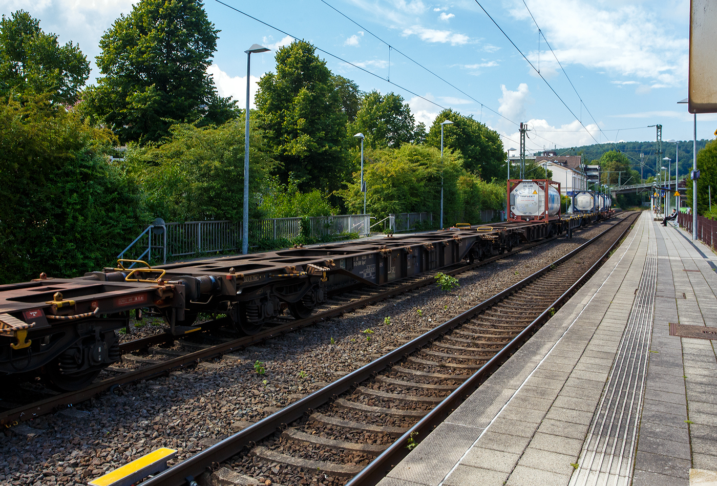 Leerer vierachsiger 60' Drehgestell-Containertragwagen für Großcontainer und Jumbo-Wechselbehälter, 37 80 4556 005-7 D-ERR, der Gattung Sgns³, der ERR European Rail Rent GmbH (Duisburg), am 30 Juli 2025 im Zugverband bei einer Zugdurchfahrt im Bahnhof Kirchen/Sieg.

Das Untergestell ist eine verwindungsweiche, geschweißte Rahmenkonstruktion aus Walz- und Blechprofilen, gebildet aus den Kopfstücken, den Hauptquerträgern und den äußeren Langträgern. Diese Wagen sind mit 28 klappbare Containerriegel mit Zapfen ausgerüstet. Sie besitzen zudem 2 klappbare Rangierergriffe UIC 535-2 und einen mittleren Übergang.

TECHNISCHE DATEN:
Spurweite: 1.435 mm (Normalspur)
Anzahl der Achsen: 4 (in zwei Drehgestellen)
Länge über Puffer: 19.640 mm
Drehzapfenabstand: 14.200 mm
Achsabstand im Drehgestell: 1.800mm
Raddurchmesser: 920 mm (neu) / 840 mm (abgenutzt)
Max. Ladelänge: 18.400 mm (60´)
Höhe der Ladeebene über SOK: 1.155 mm
Höchstgeschwindigkeit: 100 km/h (beladen) / 120 km/h (leer)
Eigengewicht: 18.700 kg
Maximales Ladegewicht: 71,3 t (ab Streckenklasse D)
Kleinster bef. Gleisbogenradius: R = 75 m
Bauart der Bremse: KE-GP-A (K)
Verwendungsfähigkeit: TEN GE / G1