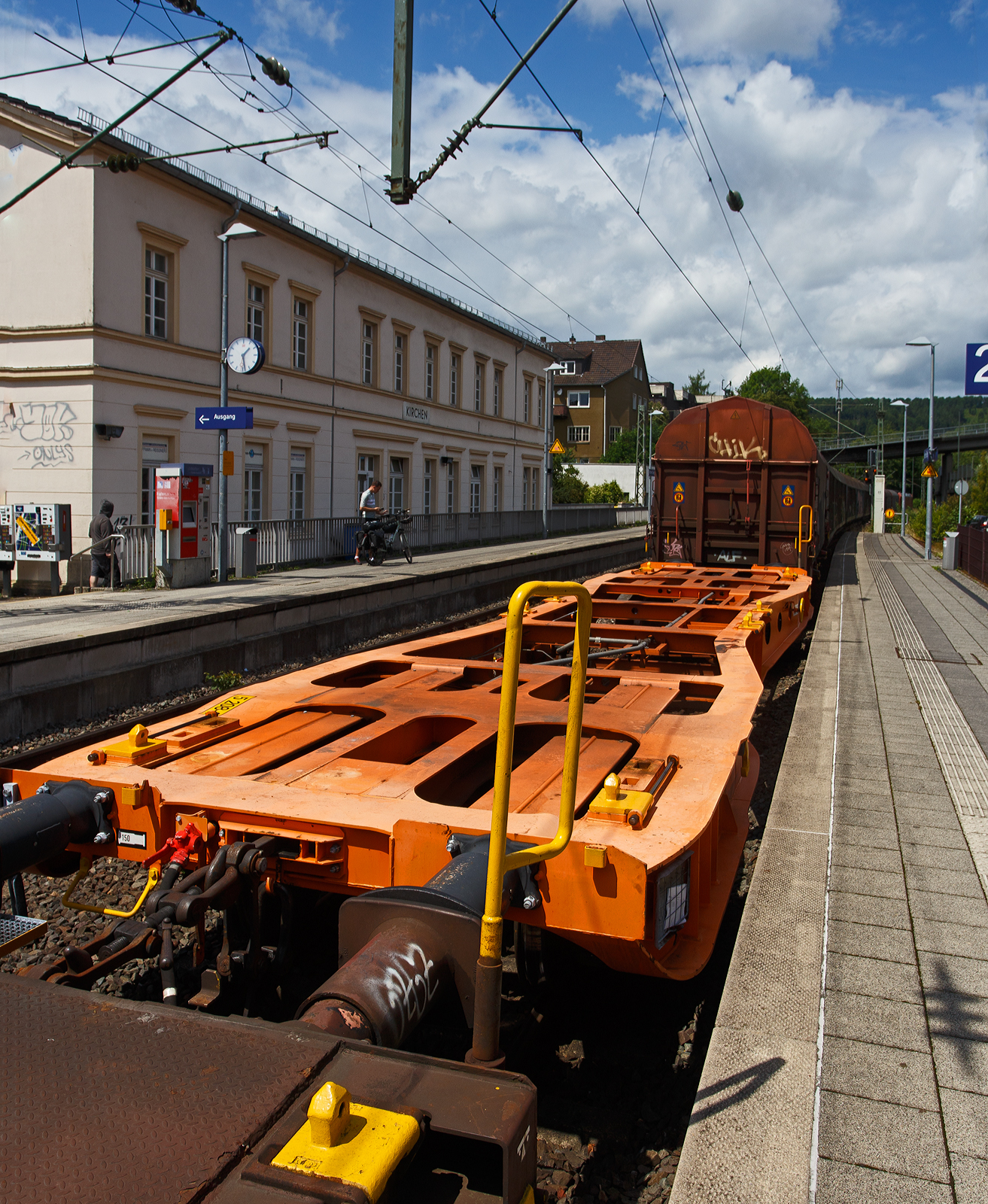 Leerer vierachsiger Containertragwagen 48‘ («5L» Tragwagen) 33 85 4505 208-0 CH-WASCO der Gattung Sgmmns 54‘, für den Transport von intermodalen Ladeeinheiten und des Wascosa flex freight system (Wechselaufbauten), der Wascosa AG am 16 Juli 2025 im Zugverbund bei einer Zugdurchfahrt mit Hp 0 Halt im Bahnhof Kirchen/Sieg.

Gebaut wurde der Wagen 2019 vom slowakischen Güterwagenhersteller Tatravagónka in Poprad unter der Fabriknummer 028.

Wascosa «5L» Tragwagen:
• Laufleistungsstark durch den Einsatz moderner Scheibenbremsen
• Lärmarm
• Besonders leicht mit einem Eigengewicht von 16.0 t
• Life-Cycle-Cost orientiert, durch schnell austauschbare Komponenten
• Logistikfähig durch den Einsatz von Telematik

Wascosa flex freight system®: Transport verschiedener Güter durch die Kombination des besonders leichten Containertragwagens mit einem individuellen Oberbau. Die Kombination des Wagens mit 45‘ Tankcontainern kann Kesselwagen ersetzen und ermöglicht eine unabhängige Instandhaltung beider Komponenten

TECHNISCHE DATEN:
Spurweite: 1.435 mm (Normalspur)
Länge über Puffer: 15.980 mm
Drehzapfenabstand: 10.185 mm
Radsatzstand in den Drehgestellen: 1.800 mm
Ladelänge: 14.650 mm (48‘)
Höhe der Ladeebene über S.O.K.: 1.105 mm
Drehgestell: Y25 Ls-K
Raddurchmesser: 920 mm (neu) / 860 mm (abgenutzt)
Eigengewicht: 16.000 kg
Max. Zuladung bei Lastgrenze S: 74,0 t (ab Streckenklasse D)
Max. Geschwindigkeit: 100 km/h (leer 120 km/h)
Max. Radsatzlast: 22,5 t
Druckluftbremse: Knorr KE-GP-A (K)
Bremssohle: Cosid 810
Handbremse: Ja (Handbremsgewicht 23.7 t)
Kleinster bef. Gleisbogenradius: 150 m (im Zugverband) / 75 m der Einzelwagen
Intern. Verwendungsfähigkeit: TEN-GE (G1)