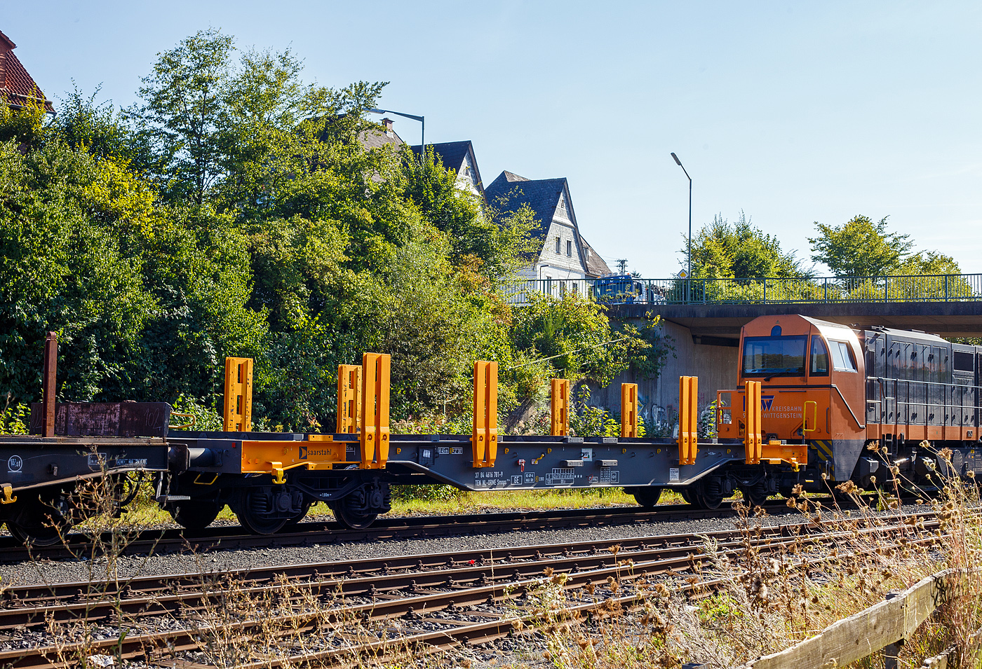 Leerer vierachsiger Drehgestell-Flachwagen mit Doppelrungen, 37 84 4616 781-9 NL-ORME, der Gattung Smnps, Bauart 193-4, der On Rail Gesellschaft für Eisenbahnausrüstung und Zubehör mbH (Mettmann), vermietet an die Saarstahl AG, abgestellt am 27 August 2024 in Herdorf auf dem Rbf der Kreisbahn Siegen-Wittgenstein (KSW). Nach dem Aufkleber (MFI) zu urteilen gehören die französische MFI - Matériel Ferroviaire et Industriel S.A. (Straßburg) und die On Rail wohl nun zusammen.

Diese Wagen wurden vom bulgarischen Hersteller Transwagon AD in Burgas gebaut.

Die Wagen haben einen durch Gitterroste begehbaren Fußboden Gitterroste, Hartholz-Ladeschwellen, Niederbindeeinrichtungen (Gut-Spanneinrichtungen), Rungen mit auswechselbaren Kunststoffleisten an den Berührungsflächen zum Ladegut. Hier bei der Bauart 193-4 haben die Wagen ja Längsseite vier sehr steife Doppelrungen (aus HEB-Stahlträgern), anstatt acht bei der Bauart 193. Zudem sind die Rungen nur ca. halb so hoch, anstatt 2.000 mm bei Bauart 193. Anschraubflächen für weiter vier Doppel-Rungen sind jedoch vorhanden.

TECHNISCHE DATEN:
Spurweite: 1.435 mm (Normalspur)
Länge über Puffer: 16.740 mm
Drehzapfenabstand: 11.700 mm
Achsabstand im Drehgestellen: 1.800 mm 
Raddurchmesser: 920 mm (neu)
Drehgestell-Typ: Y25 Lsd
Ladelänge: 15.500 mm
Ladebreite: 2.830 mm (zwischen den Rungen)
Ladefläche: 43,8 m²
Eigengewicht: 21.000 kg
Max. Zuladung bei Lastgrenze: 69,0 t (ab Streckenklasse D)
Max. Geschwindigkeit: 100 km/h (beladen) / 120 km/h (leer)
Kleinster Gleisbogenhalbmesser: 45 m
Bauart der Bremse: KE-GP-A (K) max. 58 t
Bremssohle: Cosid C 810
Internationale Verwendungsfähigkeit: TEN-GE
