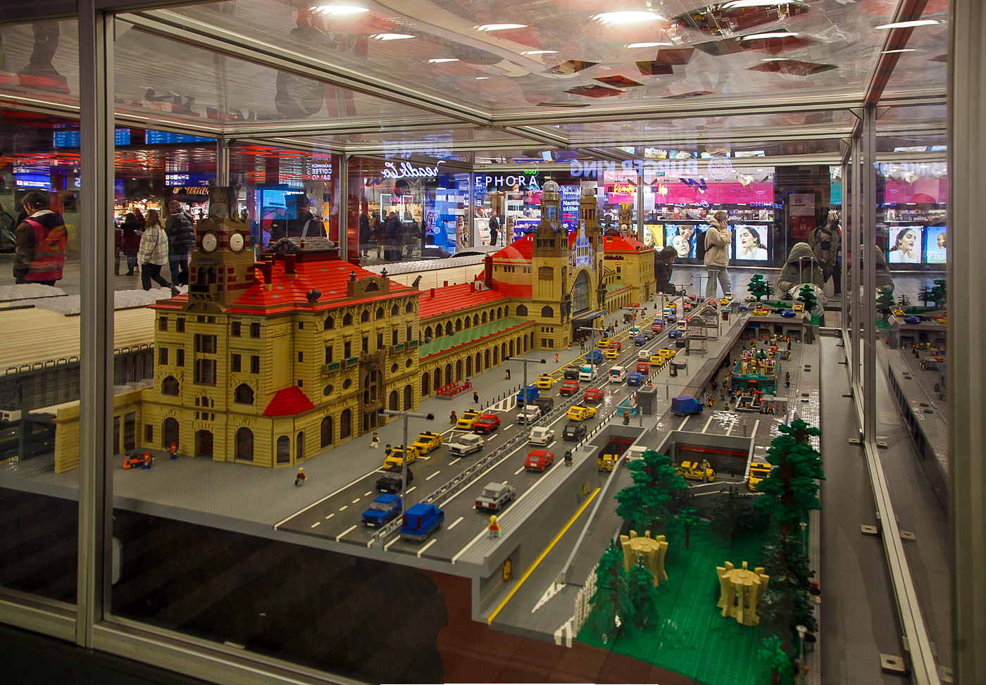 LEGO-Modell vom Hauptbahnhof Prag (Praha hlavní nádraží) am 23.11.2022. 

In der Halle des Prager Hauptbahnhofs gibt es eine kleine Bahnhofskopie aus LEGO-Würfeln. Auf einer Fläche von 15 m² steht das Modell aus mehr als 342.000 LEGO-Teilen, mit einem Gewicht von ca. 2.700 kg. Der Bau hat 2.137 Stunden benötigt. Das Modell des Prager Hauptbahnhofs wurde im Jahre 2015 von der Investitions- und Developmentgruppe CRESTYL für ihr Kaufzentrum in Kladno gebaut, wo es eine von sechs LEGO-Fabriken in der Welt gibt. Das Modell ist z.Z  in der Halle des Prager Hauptbahnhofs ausgestellt.   