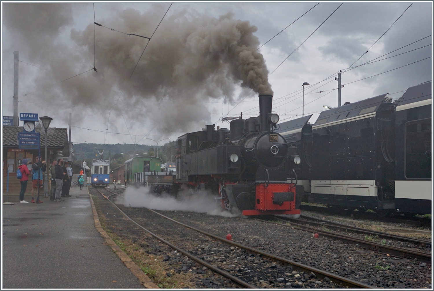 Les chemins de fer disparus - Die verschwundenen Bahnen (Zell - Todtnau 1889 1967) - Die SEG G 2x 2/2 105 der Blonay - Chamby Bahn verlässt mit ihrem  Güterzug 10573 Blonay in Richtung Chamby. Da der Zug einige Minuten in Blonay stand und der von einem Tiefdruckgebiet verursachte Wind Westen kam, trübte die gute alte Dampflokromantik den Bahnhof von Blonay regelrecht ein, wie man unschwer erkenn kann.  

13. September 2025