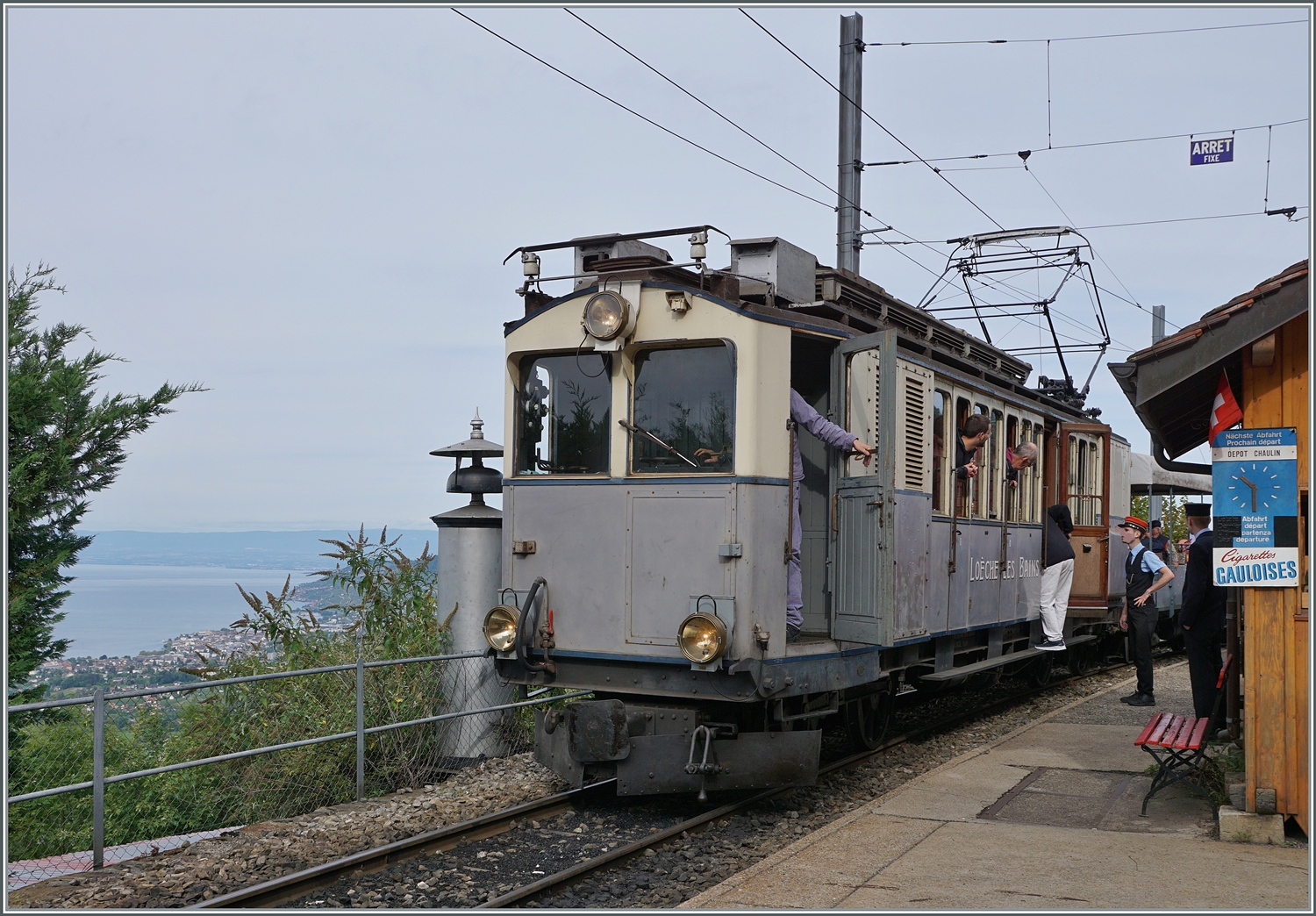 Les chemins de fer disparus - Die verschwundenen Bahnen (LLB 1915- 1967) 
Der Leuk Leukerbad Bahn Triebwagen mit der Anschrift ABDeh 2/4 N° 10 hat mit seinem Museumszug N° 1009 von Blonay kommend, Chamby erreicht. 

13. September 2025