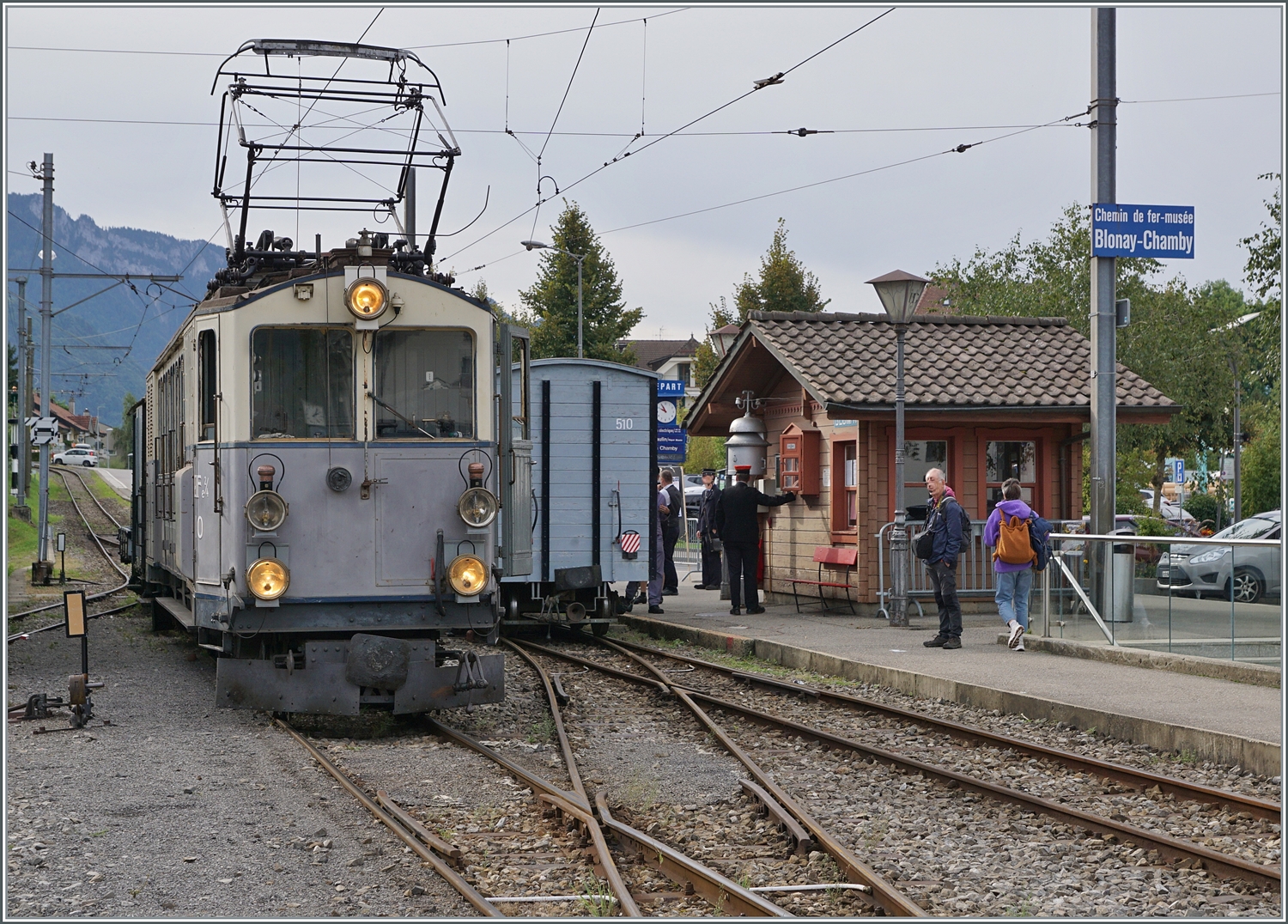 Les chemins de fer disparus - Die verschwundenen Bahnen (LLB 1915- 1967) 

Der Leuk Leukerbad Bahn (LLB) Triebwagen mit der Anschrift ABFe 2/4 N° 10 der Blonay Chamby Bahn hat mit seinem Museumszug N° 1006 von Chaulin kommend, Blonay erreicht.

13. September 2025