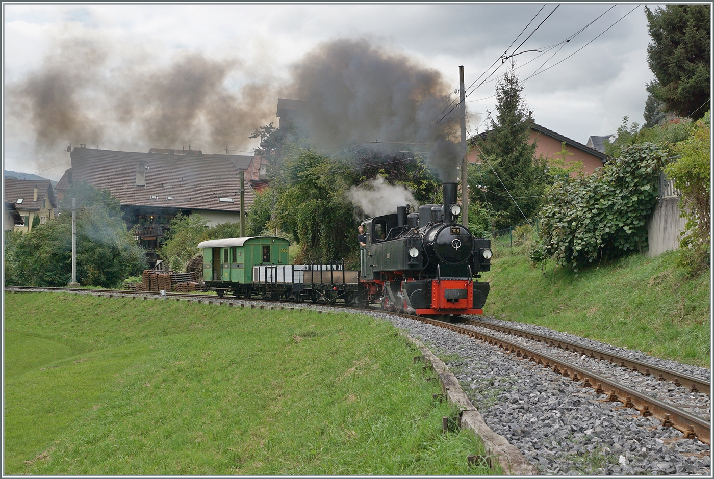 Les chemins de fer disparus - Die verschwundenen Bahnen (Zell - Todtnau 1889 1967) - Die SEG G 2x 2/2 105 der Blonay - Chamby Bahn hat mit ihrem Güterzug 10573 Blonay verlassen und dampft nun in Richtung Chaulin. 

14. September 2025