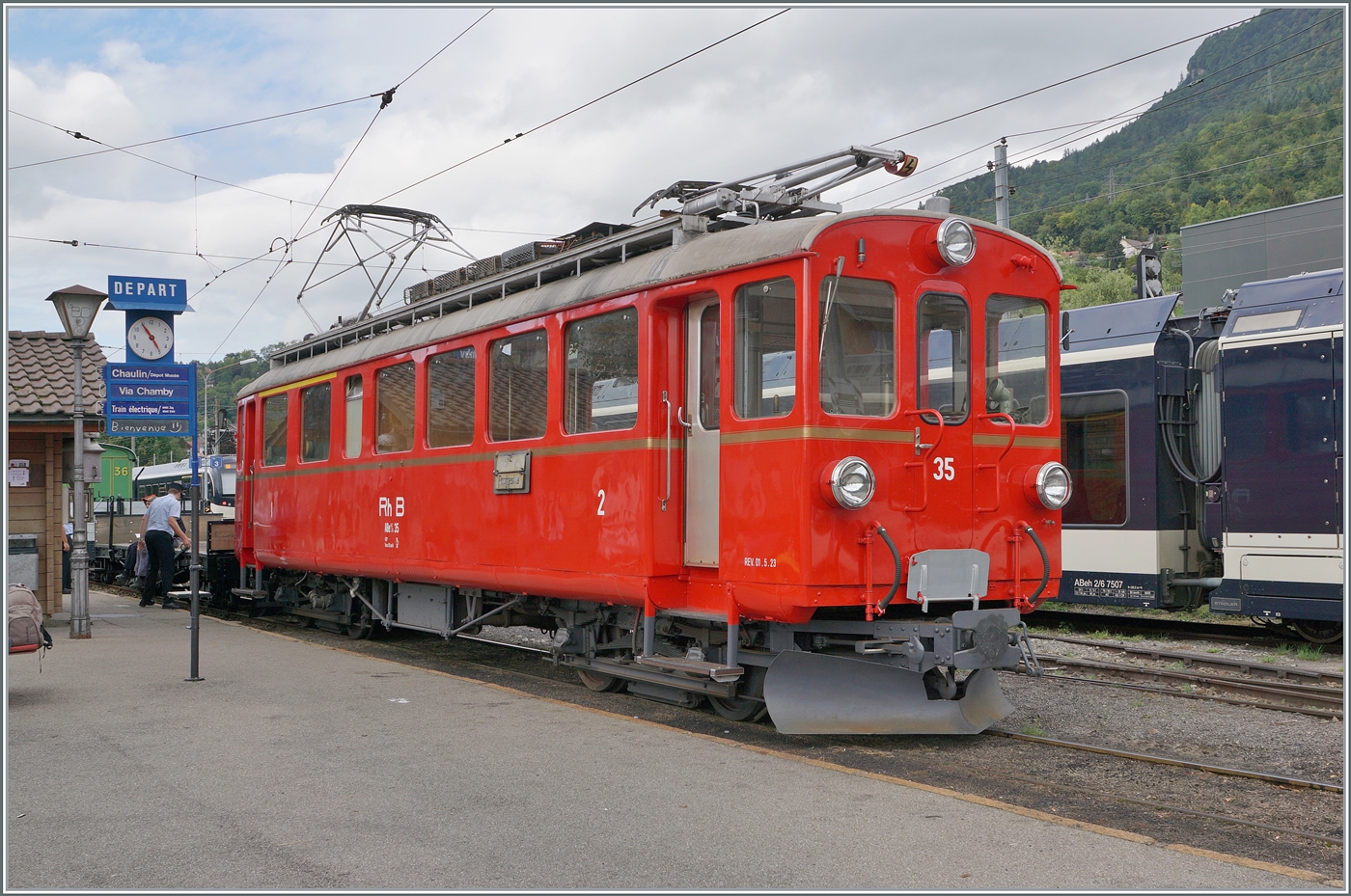 Les chemins de fer disparus - Die verschwundenen Bahnen (RhB Bellinzona -Mesoco 1907 - 2016) der RhB Bernina Bahn ABe 4/4 I 35 der Blonay Chamby Bahn rangiert mit seinem in Blonay angekommen GmP 3562. 

14. September 2025