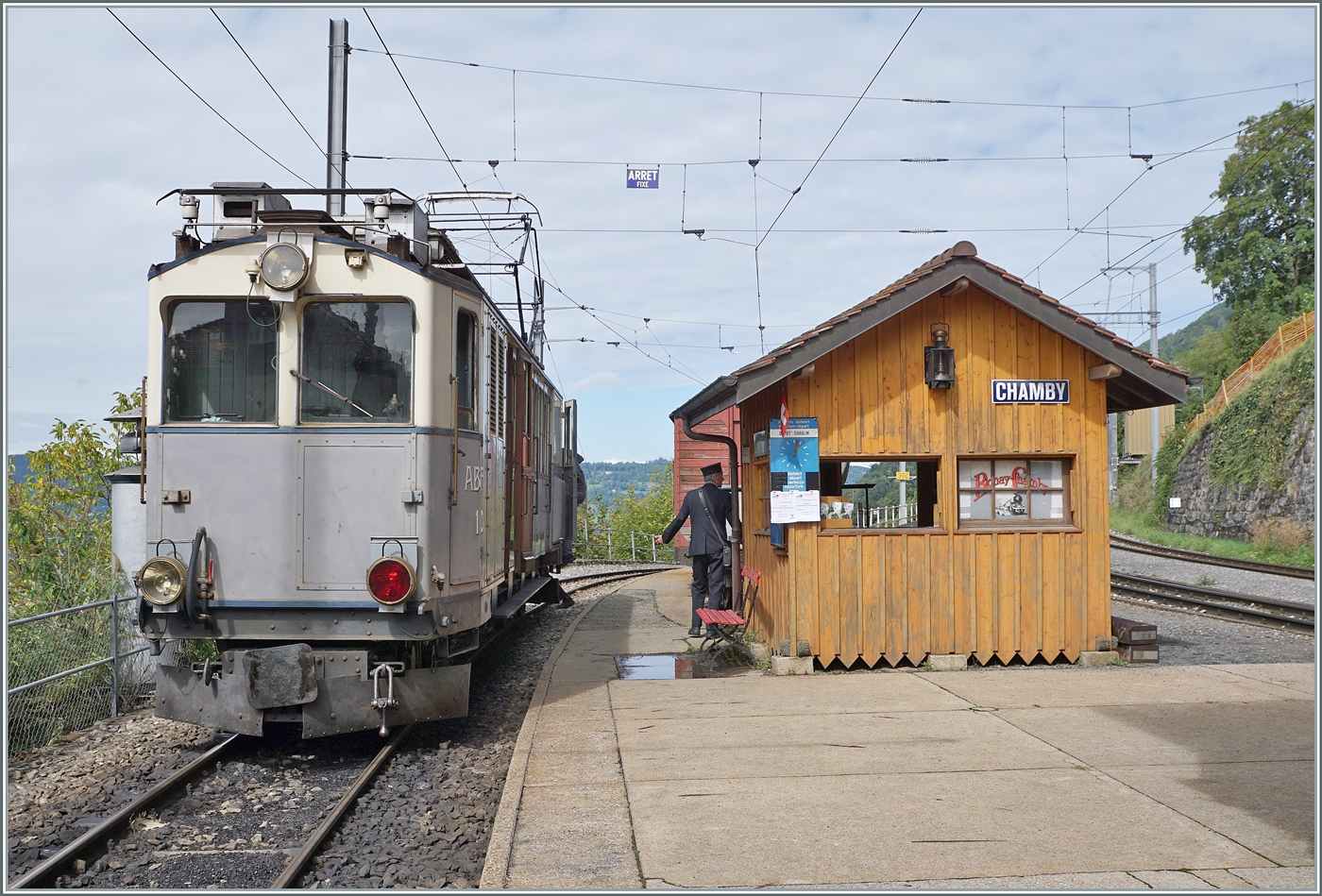 Les chemins de fer disparus - Die verschwundenen Bahnen (LLB 1915 - 1967) Der Leuk Leukerbad Bahn (LLB) Triebwagen mit der Anschrift ABFe 2/4 N° 10 der Blonay Chamby Bahn ist besorgte auch eine Fahrt Chaulin - Chamby und zurück, hier beim Wenden in Chamby.

14. September 2025