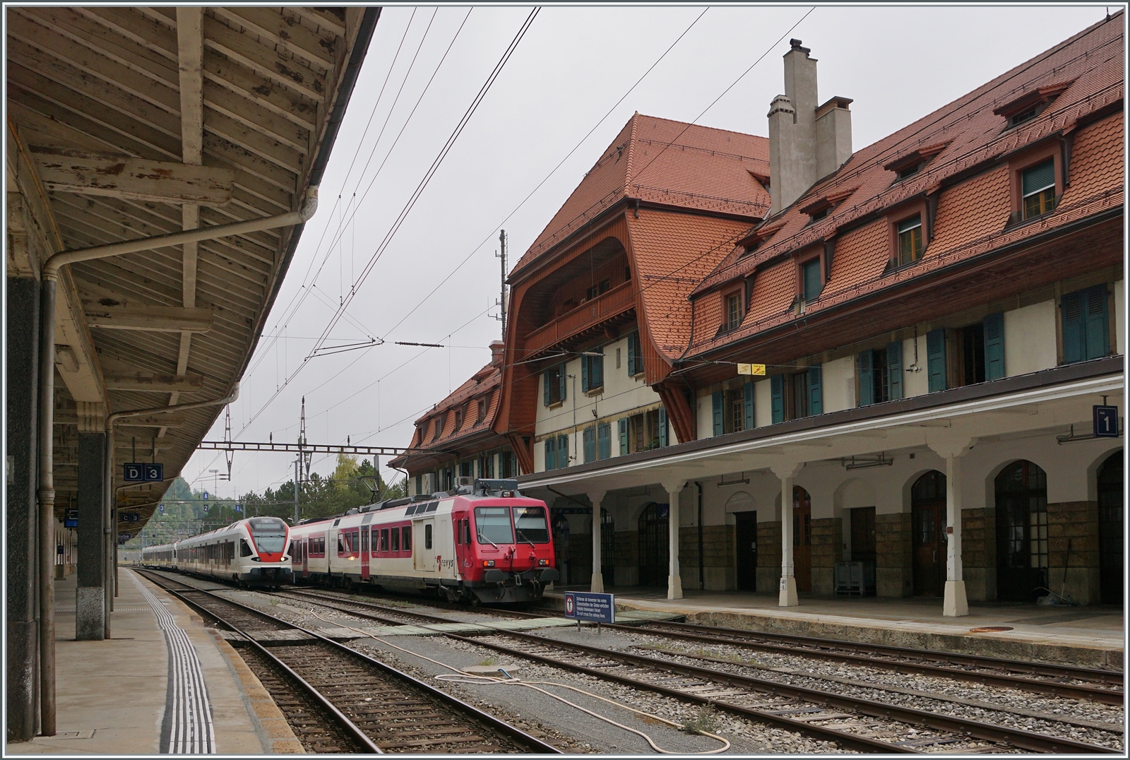 Letzte Aufnahmen des TRAVYS Domino RBDe 560 in Vallorbe bei der Abfahrt in Richtung Le Brassus. Mit der Aufnahme der direkten Züge von Aigle nach Le Brassus werden die beiden TRAVYS BDe 560 384-0 und 385-7 in den Besitz der SBB übergehen.

6. Aug. 2022