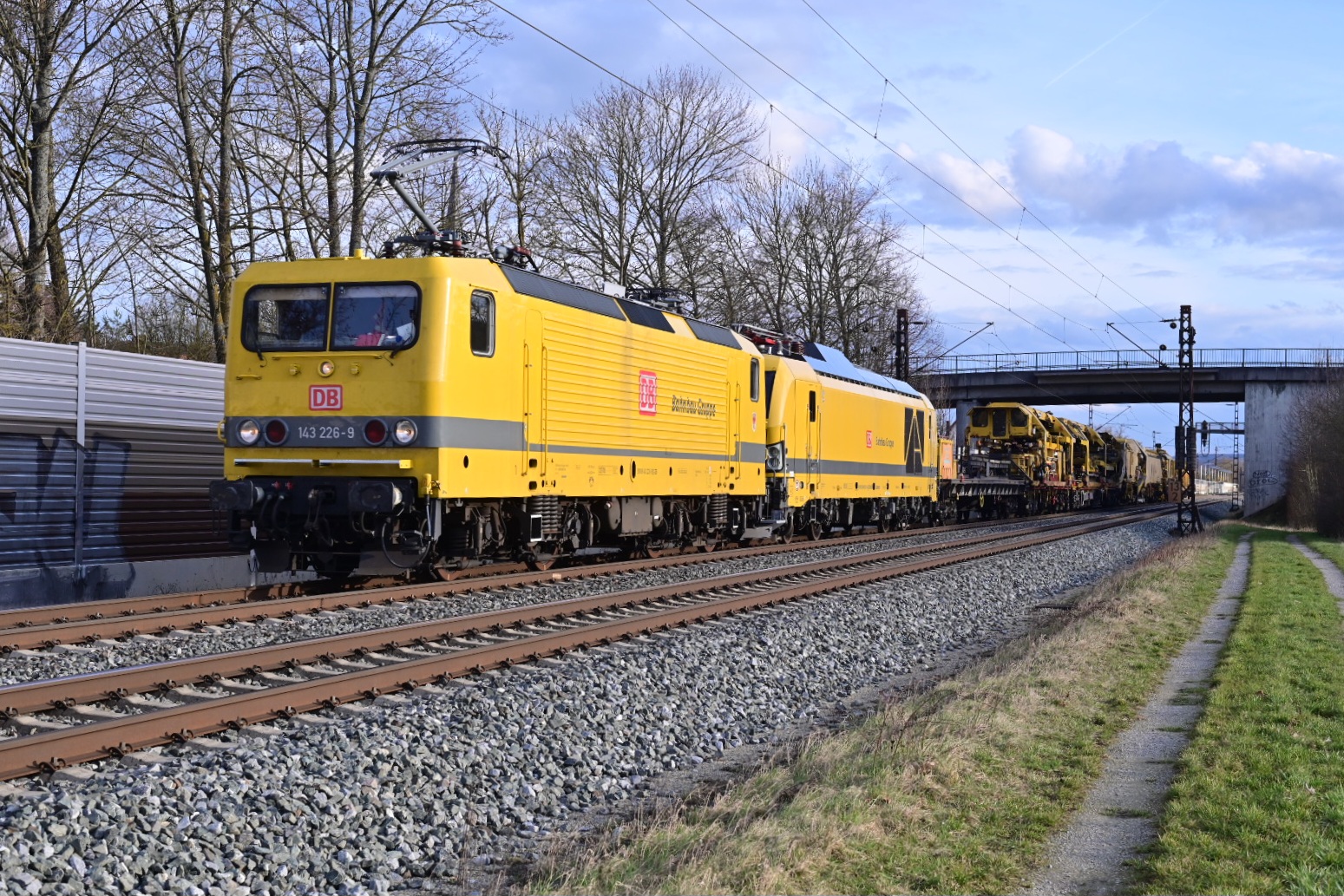 Lok 143 226-9 mit der kalt mitlaufen den 2249 051-4 und einem Umbauzug bei Thüngersheim gen Gemünden fahrend am 28.2.2026