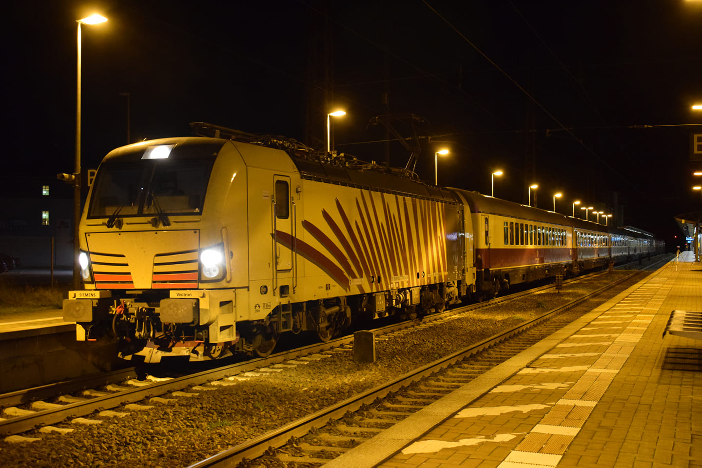 Lokomotion 193 777 mit AKE-Rheingold von Steinach am Brenner nach Berlin, am 29.10.2017 beim Halt in Naumburg (S)Hbf (Foto: Marcel Grauke)