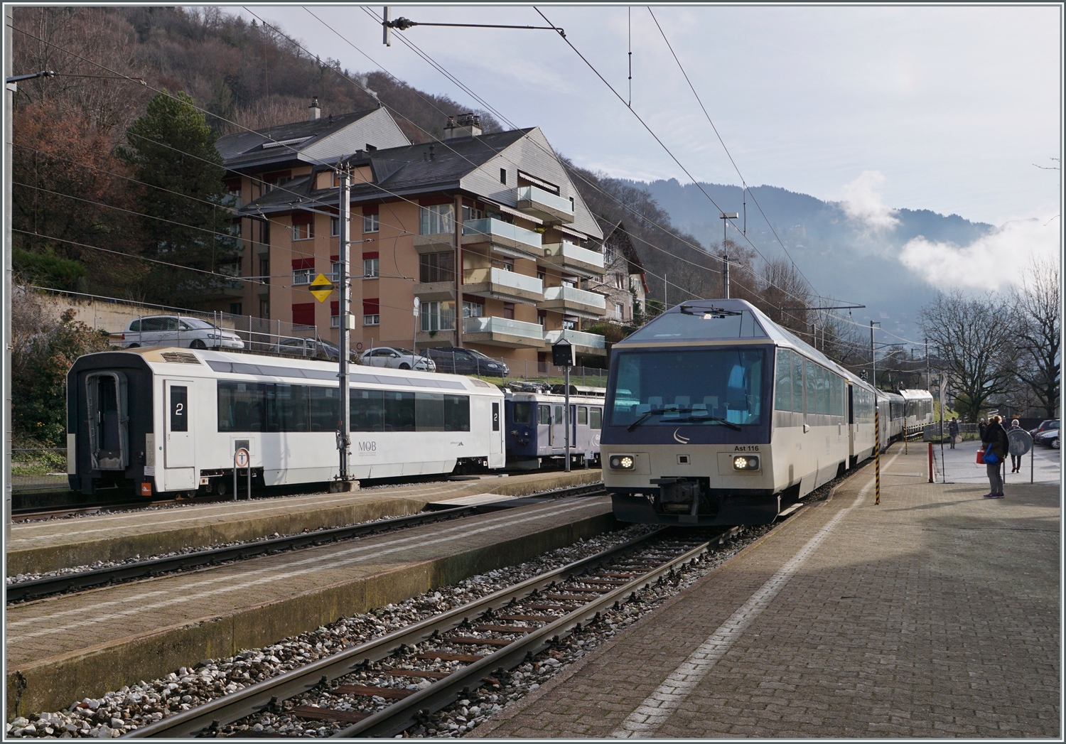 Mit dem Ast 116 an der Spitze erreicht ein MOB Panoramic Express von Zweisimmen nach Montreux Chernex. Links im Bild ein Panorama Wagenkasten der seiner Test-Umspurdrehgestelle beraubt nun auf bessere Zeiten hofft.

4. Januar 2023