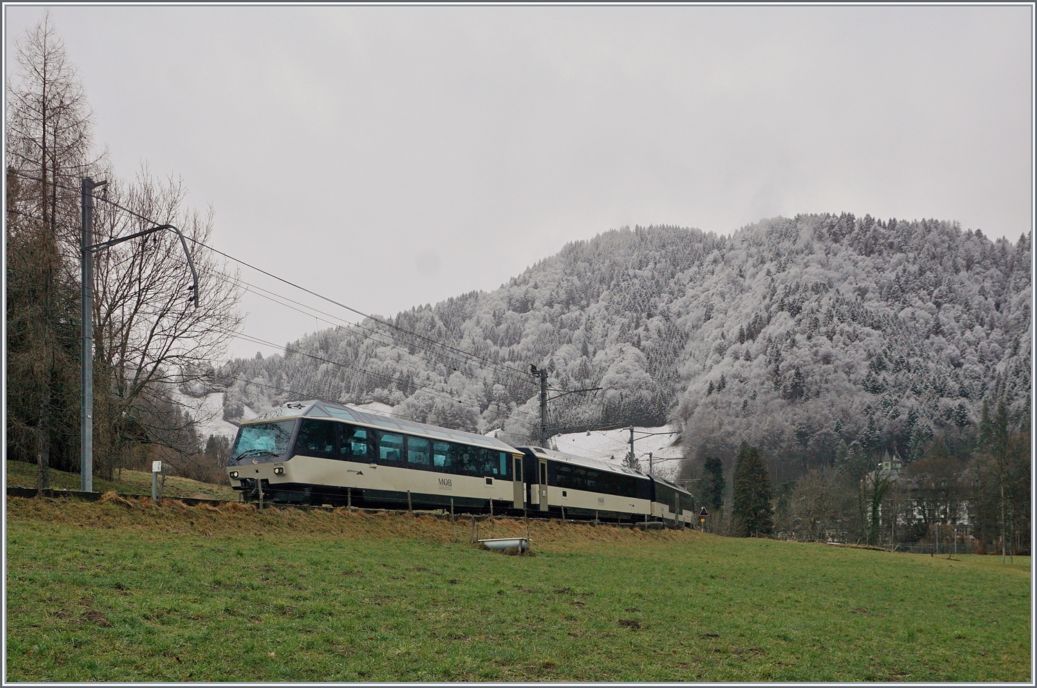 Mit dem Steuerwagen Ast 116 voraus ist der MOB Be 4/4 9203  Alpina  bei Les Avants als Regionalzug von Zweisimmen nach Montreux unterwegs. 

6. Jan. 2024