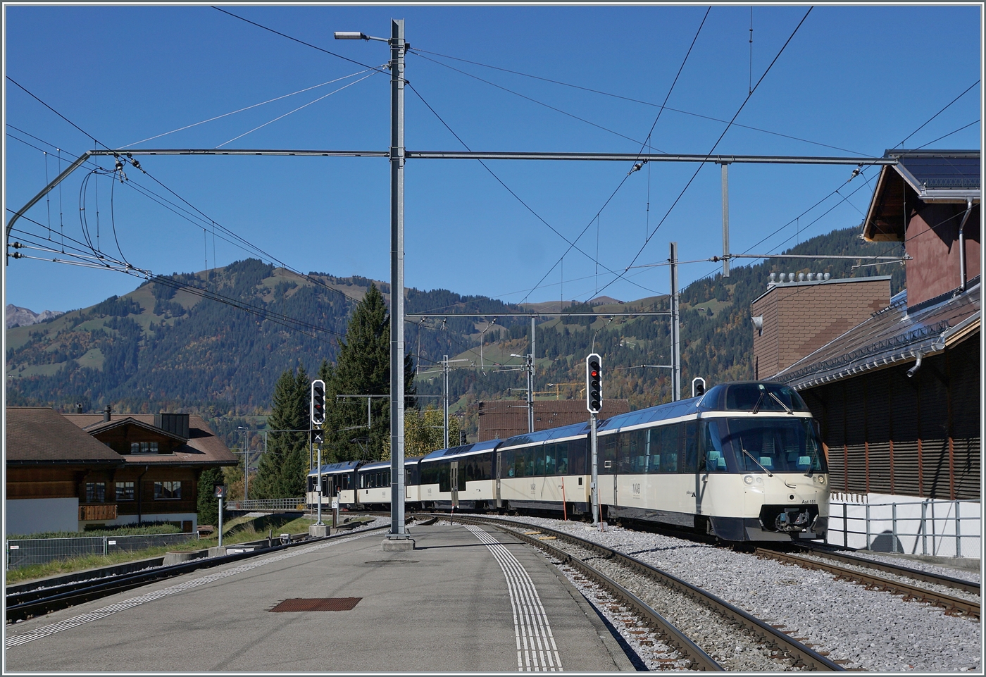 Mit dem Steuerwagen Ast 151 an der Spitze erreicht der PE 30 2218 den Bahnhof von Gstaad. 
Der Zug ist auf der Fahr von Montreux nach Zweisimmen. 

13. Okt. 2025