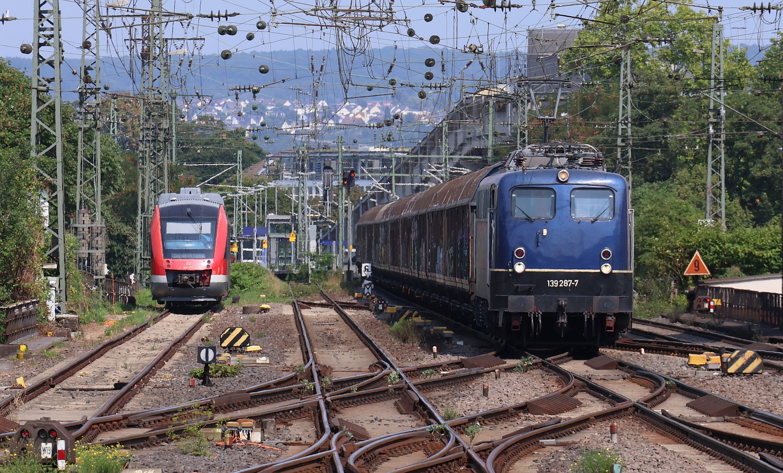 Mit lautem Tröööööt rumpelte der Henkelzug mit Zuglok 139 287-7 durch den Koblenzer Hbf. 12.08.2025 