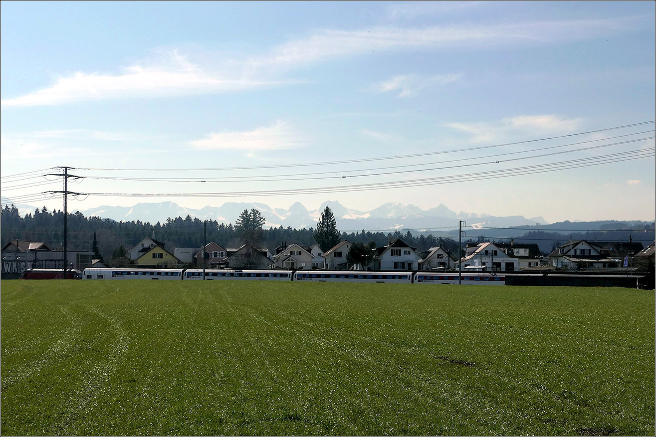 Mit Peter unterwegs in Bern - 

Auch vom oberen Stockwerk des IC  wird man aufgrund der Bebauung das Panorama des Berner Oberlandes mit dem Gantrisch (in Bildmitte hinter dem Baum) an dieser Stelle wohl nicht sehen können.

Blick auf die Strecke Bern - Thun in Gümligen.

07.03.2024 (M)