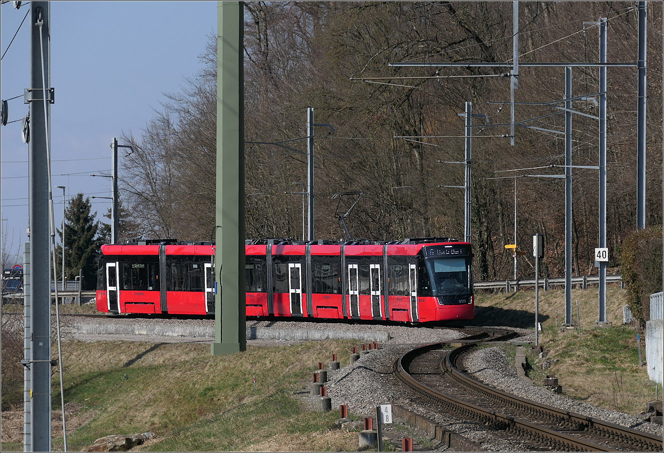 Mit Peter unterwegs in Bern -

Von der Überführung über die Strecke Bern - Thun kommend fährt Tramlink 929 in die s-förmige Streckenführung beim Bahnhof Gümligen ein.

07.03.2025