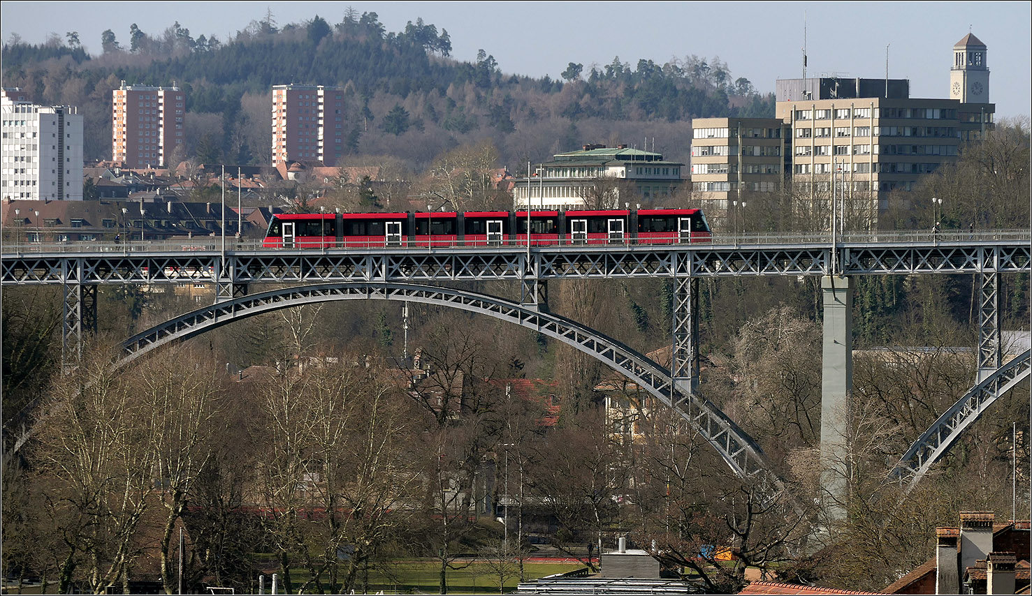 Mit Peter unterwegs durch Bern - 

Eine Tramlink-Straßenbahn der Linie 6 auf der Kirchfeldbrücke. Ich meine dass die Brücke zur Altstadt hin etwas ansteigt. Rechts oben der Turm der Friedenskirche.

07.03.2025

