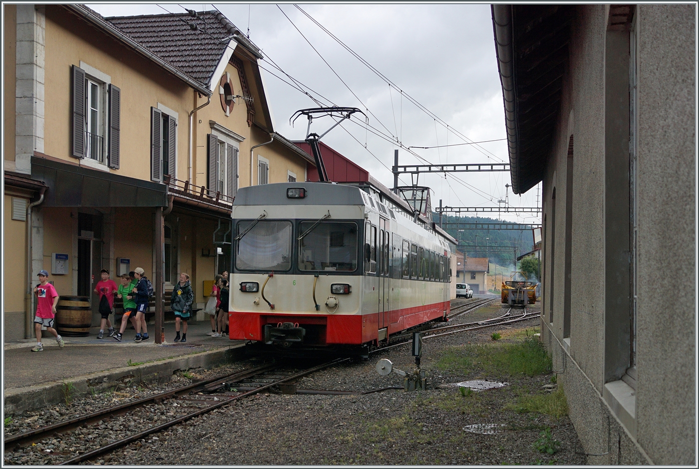 Mittagspause: Der BDe 4/4 N° 6 ist als Regionalzug R22 318 in Les Ponts de martel angekommen und etliche hungrige Schüler strebe nach Hause.
 
26. Juni 2024 