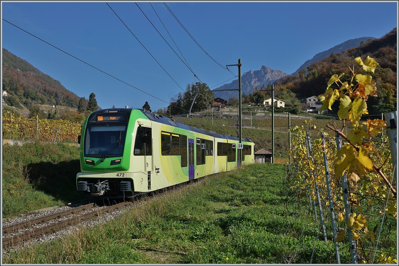 Mitten in den Rebbergen, kurz vor dem Einfahrvorsignal von Aigle Château konnte ich den neuen TPC ASD ABe 4/8 472 fotografieren. Der Zug ist als R 71 435 von Les Diablerets nach Aigle unterwegs.

2. November 2024