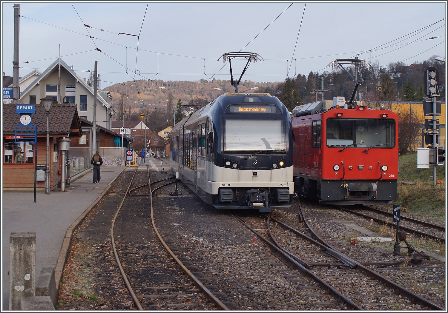 MOB HGem 2/2 2501 (ex CEV MVR) und CEV MVR ABeh 2/6 7508 in Blonay; während der HGem 2/2 sich auf einer Schulungsfahrt befindet, wartet der SURF auf einen neuen Einsatz. 

31. Jan. 2024