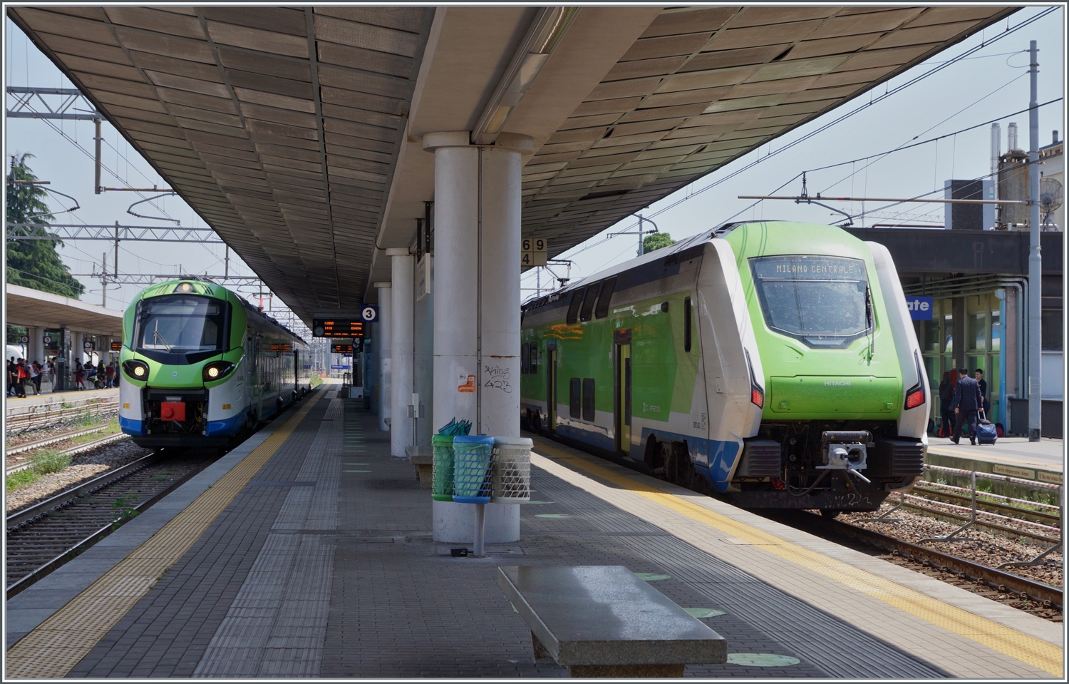 Moderner Trenord Verkehr: der Trenord ETR 103 117 wartet auf die Abfarht nach Luino und rechts im Bild erreicht ein ETR 421 von Domodossla kommend den Bahnhof von Gallarate. 

23. Mai 2023