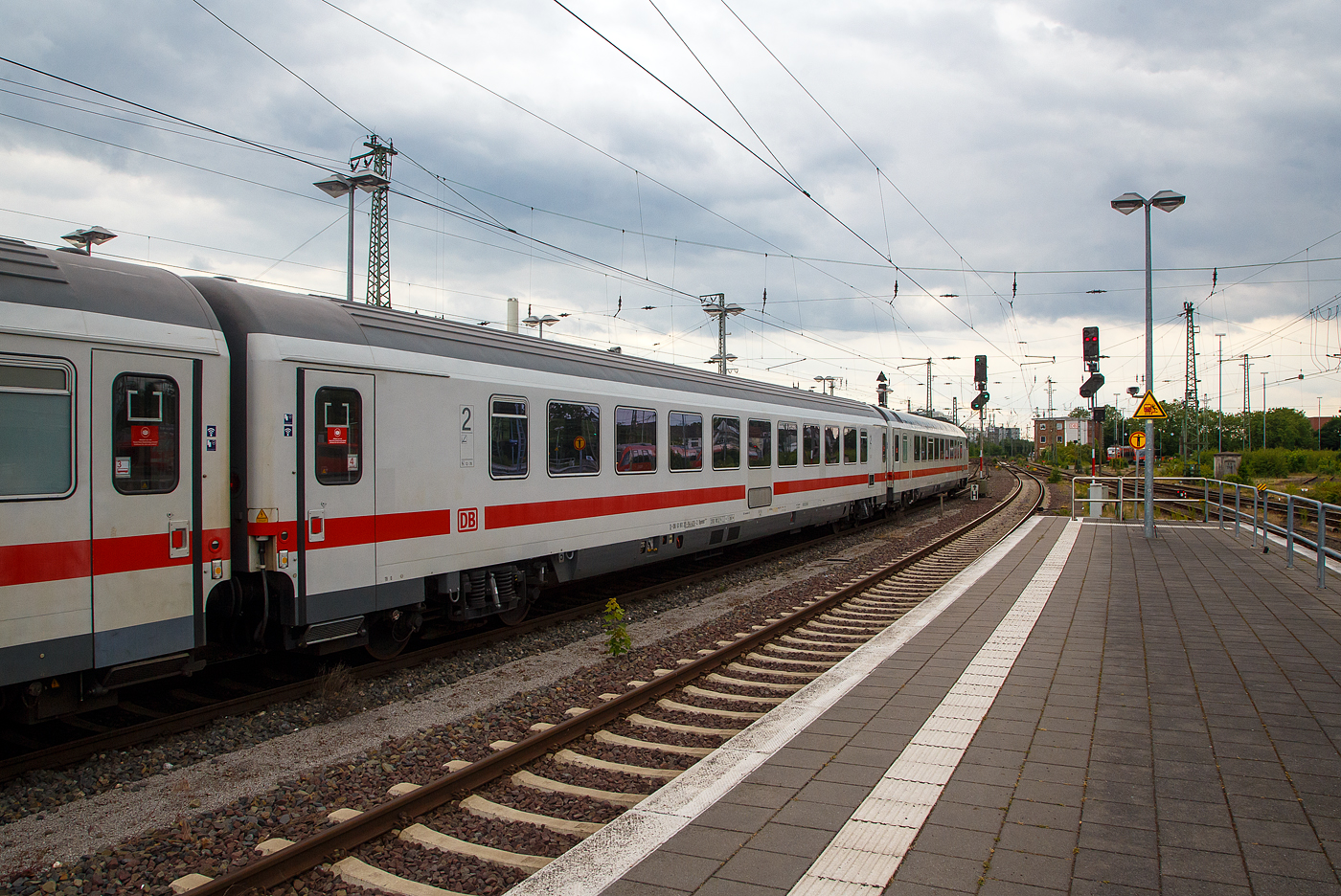 Modernisierter klimatisierter 2. Klasse InterCity- Großraumwagen D-DB 61 80 20-94 420-2, der Gattung Bpmmz 284.4 (ex Bpmz 291.2) der DB Fernverkehr AG, am 31.05.2022 eingereiht als Wagen 4 vom IC 2213 (Ostseebad Binz - Hamburg - Köln Messe/Deutz - Mainz – Stuttgart) im Hbf Münster (Westf.).

TECHNISCHE DATEN: 
Baujahr: 2001, Modernisierung 2015/16
Anzahl: 154
Spurweite: 1.435 mm 
Länge über Puffer:  26 400 mm
Wagenkastenlänge:  26.100 mm
Wagenkastenbreite:  2.825 mm
Höhe über Schienenoberkante: 4.050 mm
Drehzapfenabstand:  19.000 mm
Achsstand im Drehgestell:  2.500 mm
Drehgestellbauart: Minden-Deutz 523
Leergewicht: 45 t
Höchstgeschwindigkeit:  200 km/h
Zulassungen für: D, A und CH
Sitzplätze: 80 (2.Klasse)
Abteile: 1 Großraum, sowie 2 Gepäckbereiche
Toiletten: 2 (geschlossenes System)
Bremsbauart: KE-GPR-Mg (D) [ep] [NBÜ]