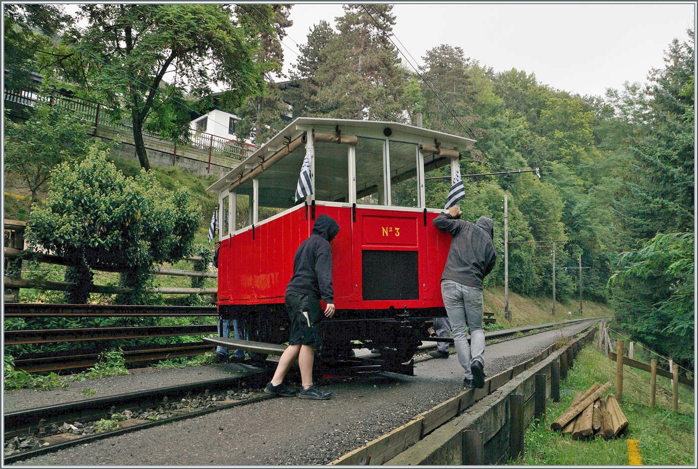 Nachdem der Dm 2/2 N° 3 der Blonay Chamby Bahn auf die im vorher gezeigten Bild aufgefahren und befestigt worden ist, kann das Fahrzeug relativ leicht gedreht werden. 
Das Bild entstand im Wald, zwischen Chantemerle und Vers-chez-Robert und gehört zum genialen Program der B-C  Autour de la voie ferrée / Rund um die eiserne Bahn (Herbstevent 2024)  

8. Sept. 2024  
 