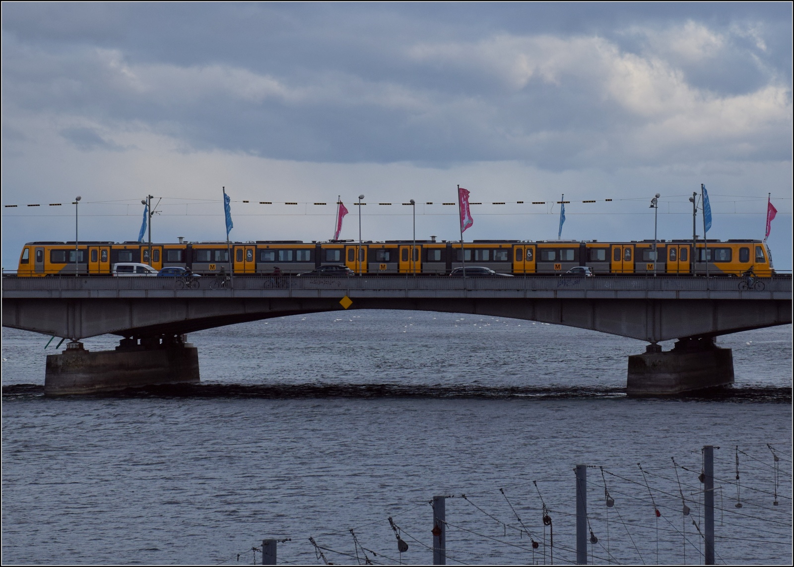 Nachtrag zum S26-BB-und-IGS-Minitreffen.

Die neue Tyne & Wear Metro 555 002 in Constance upon Ryne. März 2023.