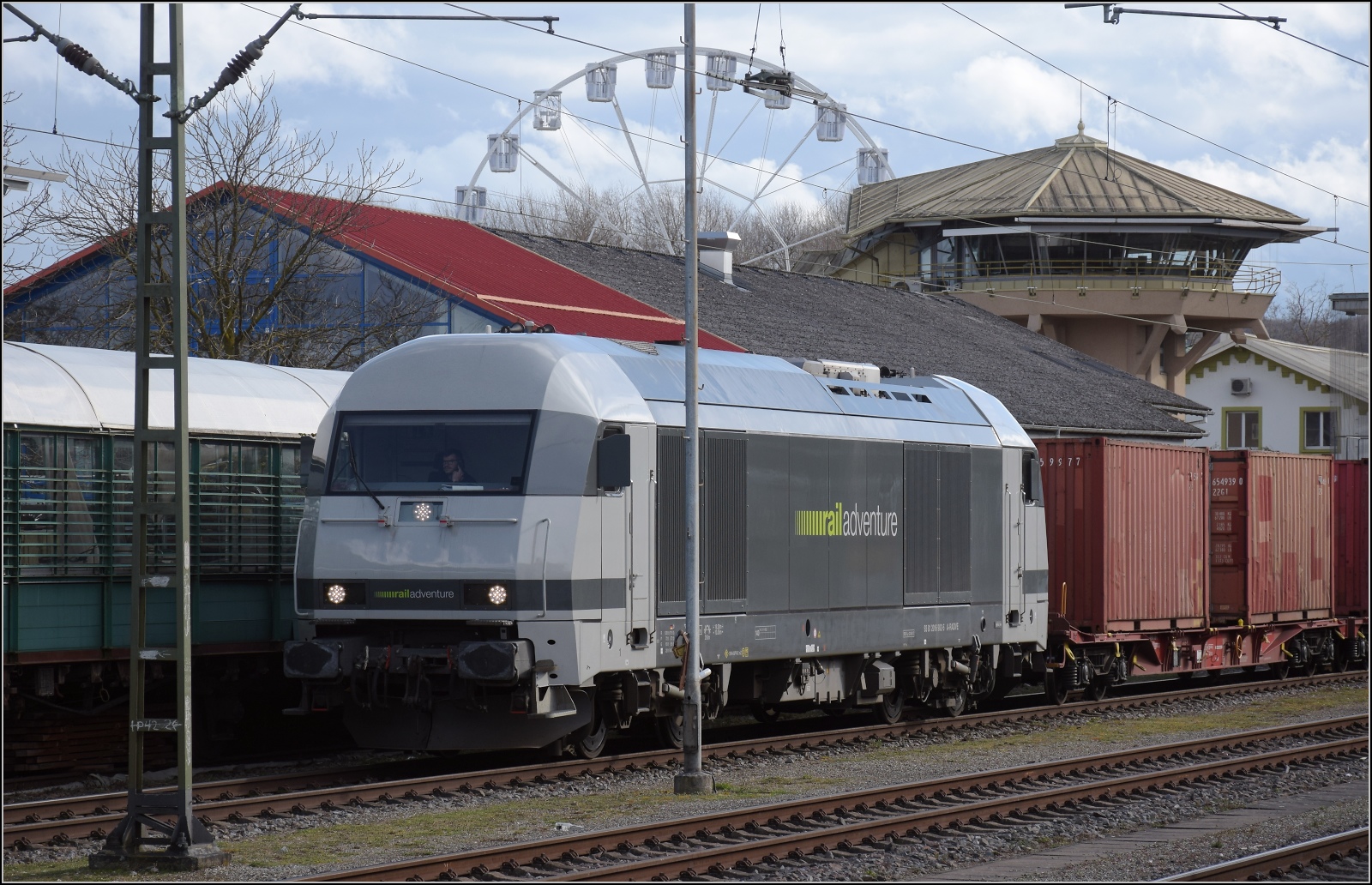 Nachtrag zum S26-BB-und-IGS-Minitreffen.

Zuglok der Überführungsfahrt für 555 002 der Tyne & Wear Metro ist 2016 905, frisch lackiert für Rail Adventure. Constance upon Ryne, März 2023.