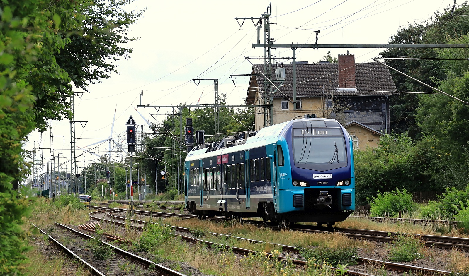 NAH.SH/Nordbahn 526/826 002 als RE74 nach Husum. J�bek 07.08.2026