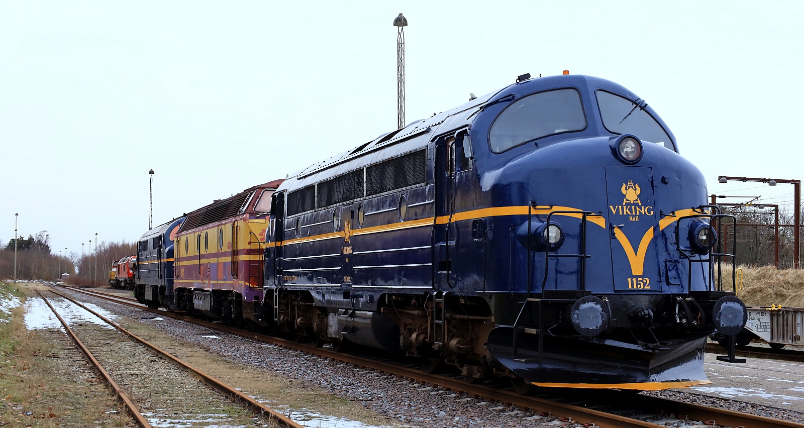 Neu bei Viking Rail die MY 1152 die inzwischen auch in den blauen Farbtopf gefallen ist. Sie war mal orange/rot lackiert, hörte auf den Namen  Viktoria  und fuhr als MjbaD MY 28 für die MidtjyskeJernbanen. Pattburg/DK 21.01.2024