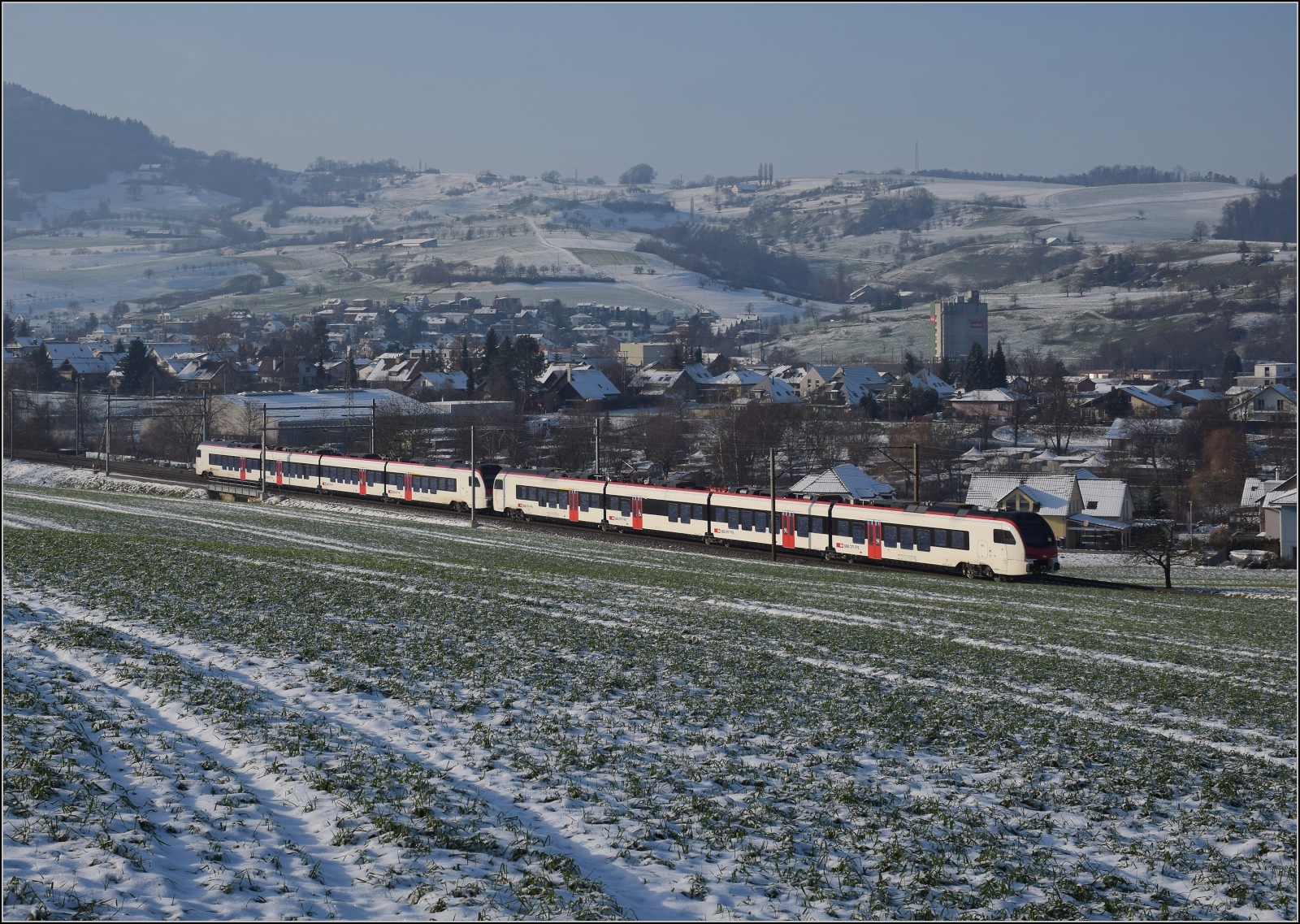 Neu ist dieser Mini IR am Bözberg mit den Mouettes RABe 523 509 und RABe 523 510. Frick, Dezember 2022.