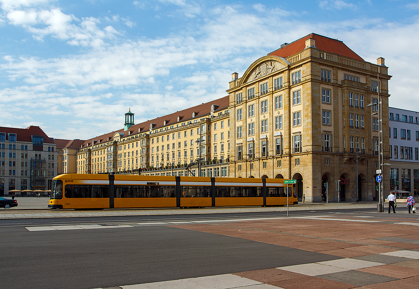 Niederflurgelenktriebwagen 2522 (heute TW-232-522) der Dresdner Verkehrsbetriebe AG (DVB) fährt am 27.08.2013 vor dem Altmarkt in Dresden vorbei.

Der Treibwagen vom Typ NGT D 6 DD - ER (Niederflurgelenktriebwagen, Drehgestell, 6 Achsen, Typ Dresden, Einrichtungswagen bzw. für eine Fahrtrichtung) wurde 1997 von DWA in Bautzen /auch Siemens, ADtranz, DUEWAG waren beteiligt) gebaut.

Aufbau und Ausstattung:
Die NGT6DD sind in den Varianten NGT6DD-ER für Ein- (47 Stück) und NGT6DD-ZR für Zweirichtungsbetrieb (13 Stück) gebaut worden. Die Einrichtungswagen tragen die Nummern 2501 bis 2547. Die Wagen sind zwischen den Einstiegen einschließlich der benachbarten Gelenke durchgehend niederflurig. Über den Triebgestellen der Endwagenkästen ist der Wagenboden um eine Stufe erhöht, im Führerstandsbereich sowie am führerstandslosen B-Ende der Einrichtungswagen um eine weitere.

Ein Triebwagen besteht aus fünf Fahrzeugmodulen. Das erste und fünfte Modul laufen auf je einem zweiachsigen, angetriebenen Laufgestell mit einer Leistung von 2×95 kW. Das dritte Modul läuft auf einem antriebslosen Losradlaufwerk. Die beiden laufwerkslosen Zwischenmodule  (Sänften) verfügen jeweils über zwei Einstiegstüren, die als elektromechanisch betriebene Schwenkschiebetüren realisiert sind. Auf der jeweils in Fahrtrichtung rechten Seite gibt es zusätzlich eine nach innen öffnende Führerstandstür.

TECHNISCHE DATEN (NGT D 6 DD – ER):
Spurweite: 1.450 mm
Fahrwerkkonzept: 2 Triebfahrwerke, 1 Lauffahrwerk
Achsfolge: Bo'+2'+Bo'
Länge über Kupplung: 30,280 mm
Wagenkastenlänge: 29.720 mm
Fahrzeugbreite: 2.300 mm
Anzahl der Achsen: 6
Anzahl angetriebene Achsen: 4
Anzahl der Fahrzeugteile: 5
Leergewicht: 34,5  t
Sitzplätze / Stehplätze (4 Pers./m²): 88 / 96
Höchstgeschwindigkeit : 70 km/h
Motorisierung: 4 x 95 kW = 380 kW
Antriebsart: Drehstrommotor bipolar Transistorwechselrichter wassergekühlt
Fahrgasttüren: 4
Fahrzeuganzahl bei der DVB: 47 sowie 13 Zweirichtungsfahrzeuge (ZR)

Die Straßenbahn Dresden ist der wichtigste Träger des ÖPNV in Dresden. Das Straßenbahnnetz umfasst derzeit eine gesamte Streckenlänge von 134,3 Kilometern und hat die einzigartige Spurweite von 1.450 Millimetern. Sie ist um 15 mm breiter als Normalspur (1.435 mm). Die erste elektrische Straßenbahn verkehrte im Jahr 1893. Betrieben wird das Straßenbahnnetz von der DVB - Dresdner Verkehrsbetriebe AG. Die Gesellschaft ging am 16. August 1993 aus dem VEB Verkehrsbetriebe der Stadt Dresden hervor und ist in den Verkehrsverbund Oberelbe (VVO) integriert. Die Reihe der Vorläufer des öffentlichen Linienverkehrs in Dresden reicht bis in das Jahr 1838 zurück. Neben der Straßenbahn betriebt die DVB 25 Bus-Linien, 2 Bergbahnen und 3 Elbfähren.

TECHNISCHE DATEN:
Spurweite: 1.450 mm
Straßenbahnlinien:12
Streckenlänge; 134,4 km (Gleislänge 296,1 km)
Stromsystem: 600 V DC Oberleitung
Haltestellen: 259
Betriebshöfe: 3
