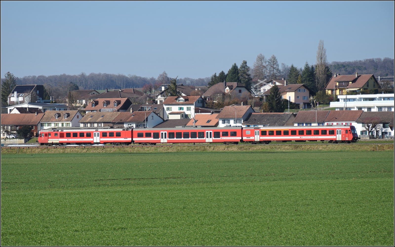 Noch ein bisschen Ajoie.

RABe 567 184 der CJ fhrt an der Kulisse von Alle vorbei. Februar 2023.