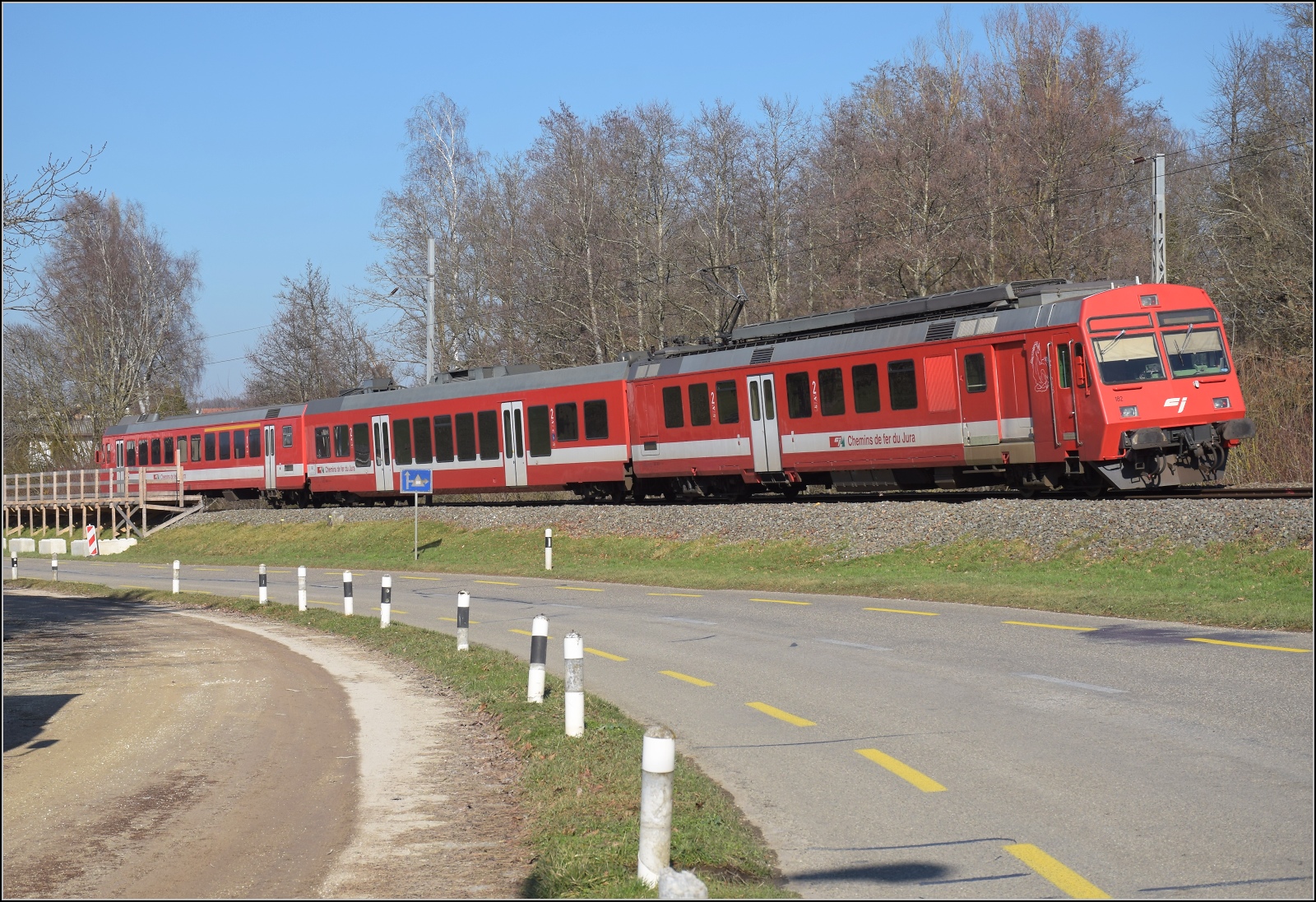 Noch ein bisschen Ajoie.

RABe 567 184 der CJ am provisorischen Bahnsteig in Bonfol, alles wirkt schon wie aus vergangenen Tagen. Februar 2023.