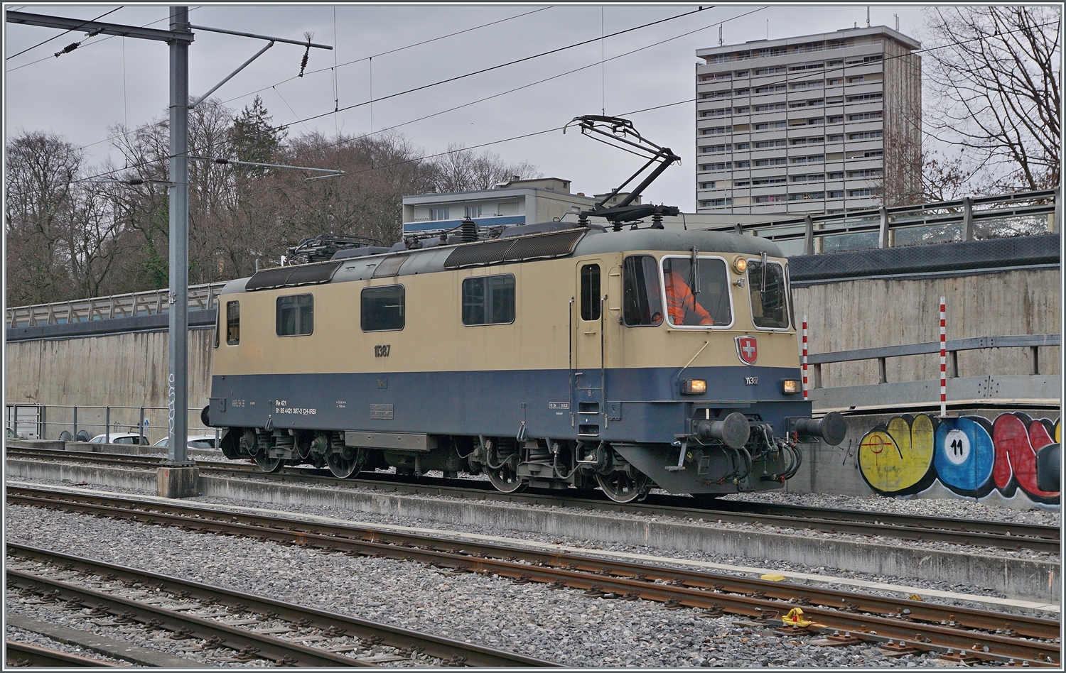 Noch einmal die IRSI  Rheingold  Re 4/4 II 11387 (Re 421 387), welche die BAM MBC Re 4/4 506 während Revision Ersetzt. 

09.03.2024 