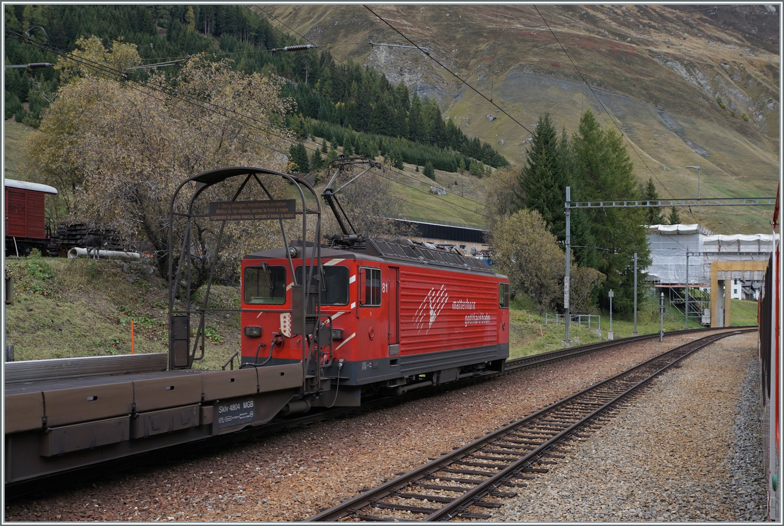 Noch einmal die MGB Ge 4/4 81, die auf der westlichen Seite ein Walliser Wappen trgt. Der Autozug befindet sich bei der einfahrt in Realp und ich konnte ihn aus dem nach Oberwald verkehrenden Regionalzug aus fotografieren, da dieser bereits in Realp abgefahten im Vorbahnhof auf den Autotunnelzug warten muss, bevor die Fahrt in den einspurigen Furka-Tunnel (mit zwei Ausweichgeleisen) weiter geht. 

19. Oktober 2023