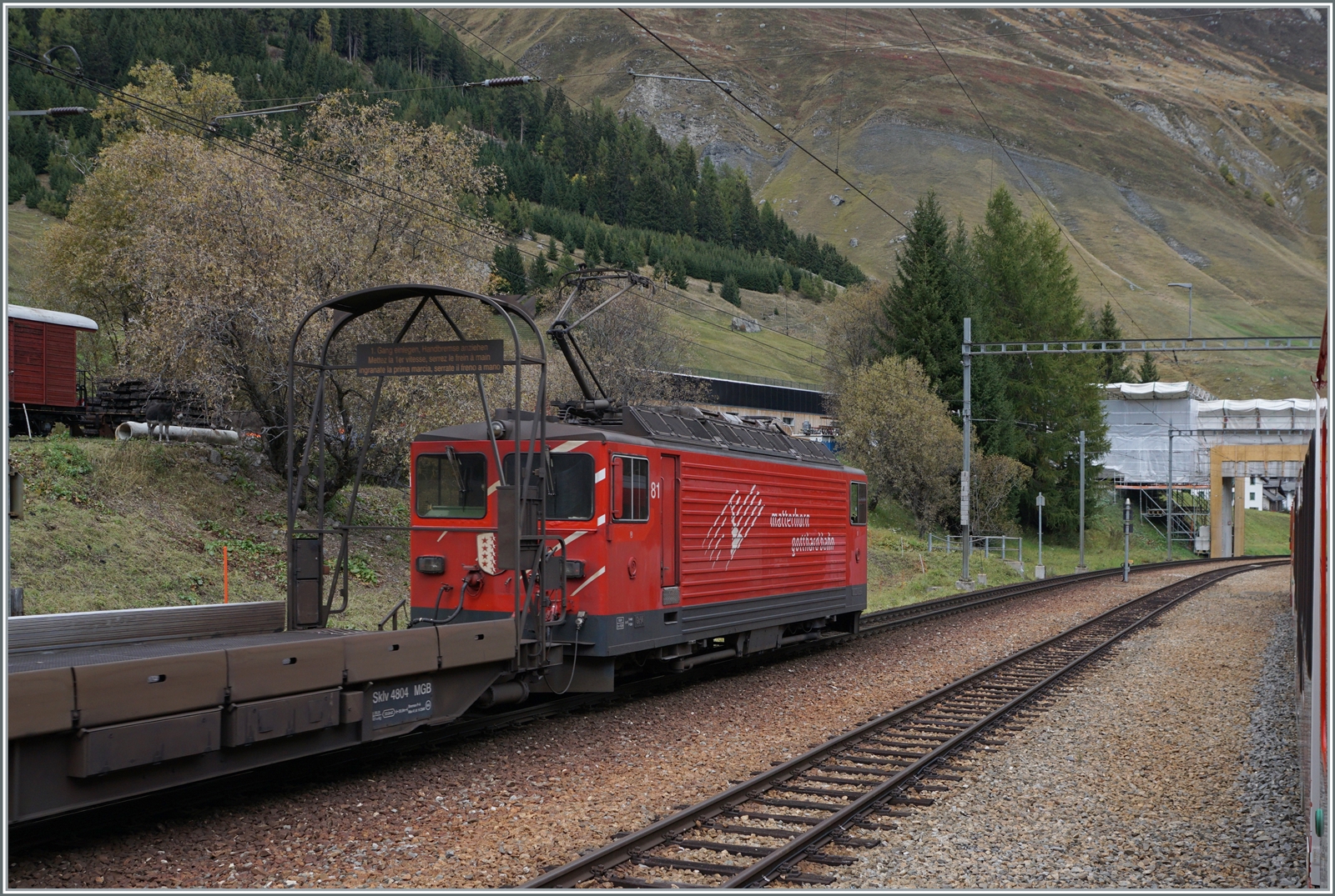 Noch einmal die MGB Ge 4/4 81, die auf der westlichen Seite ein Walliser Wappen trägt. Der Autozug befindet sich bei der einfahrt in Realp und ich konnte ihn aus dem nach Oberwald verkehrenden Regionalzug aus fotografieren, da dieser bereits in Realp abgefahten im Vorbahnhof auf den Autotunnelzug warten muss, bevor die Fahrt in den einspurigen Furka-Tunnel (mit zwei Ausweichgeleisen) weiter geht. 

19. Oktober 2023