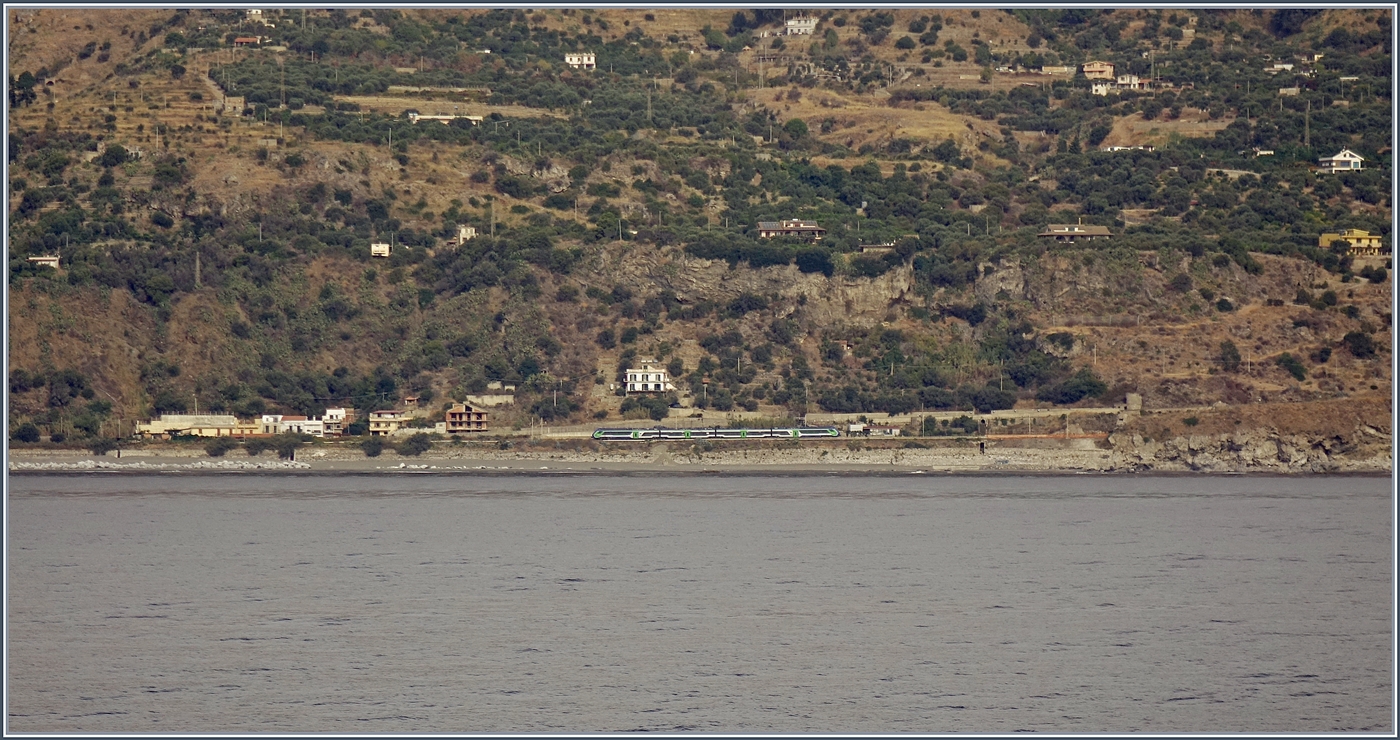 NOcheinmal, nun mit etwas mehr Zug und weniger Landschaft: Zwischen Messina und Taormina-Giardini ist ein HTR 412  Blues  als R 12961 bei S.Alessio Siculo-Forza d'Agrò auf der Fahrt nach Catania.

24. Sept. 2025