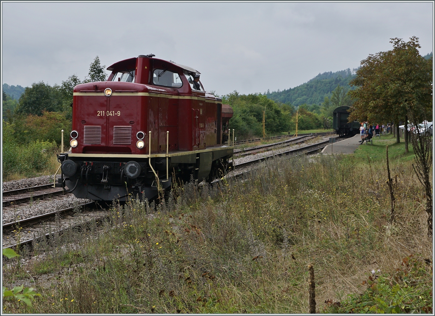 Nochmals die Diesellok 211 041-9 (92 80 1211 041-9 D-NeSA) in Weizen. 

27. August 2022