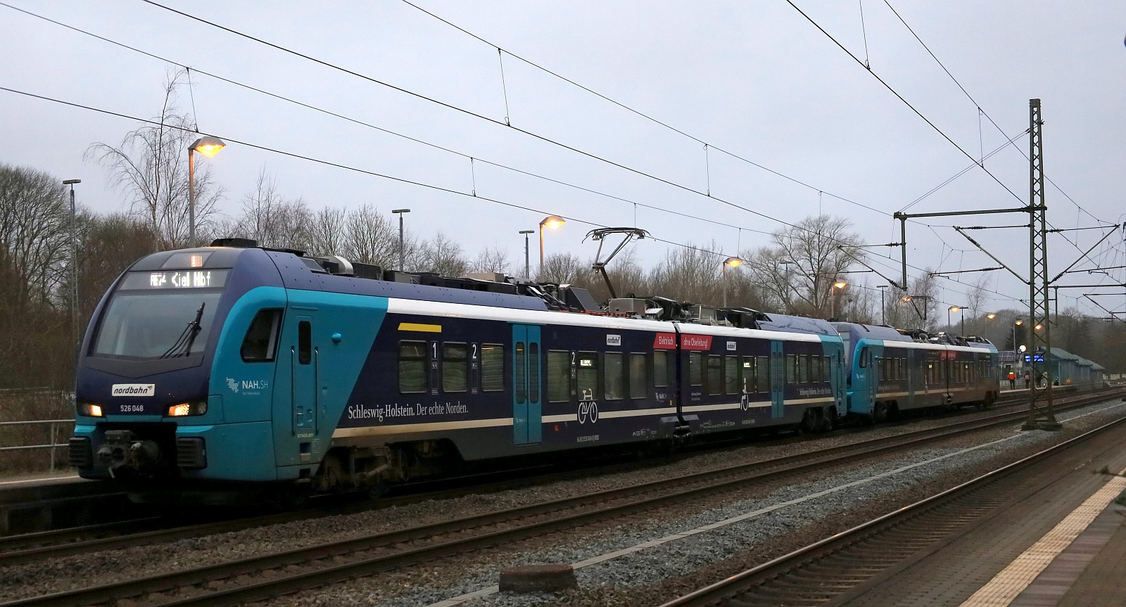 Nordbahn 526/826 048 + 526/826 053 als RE 74 nach Kiel. Schleswig 16.12.2024