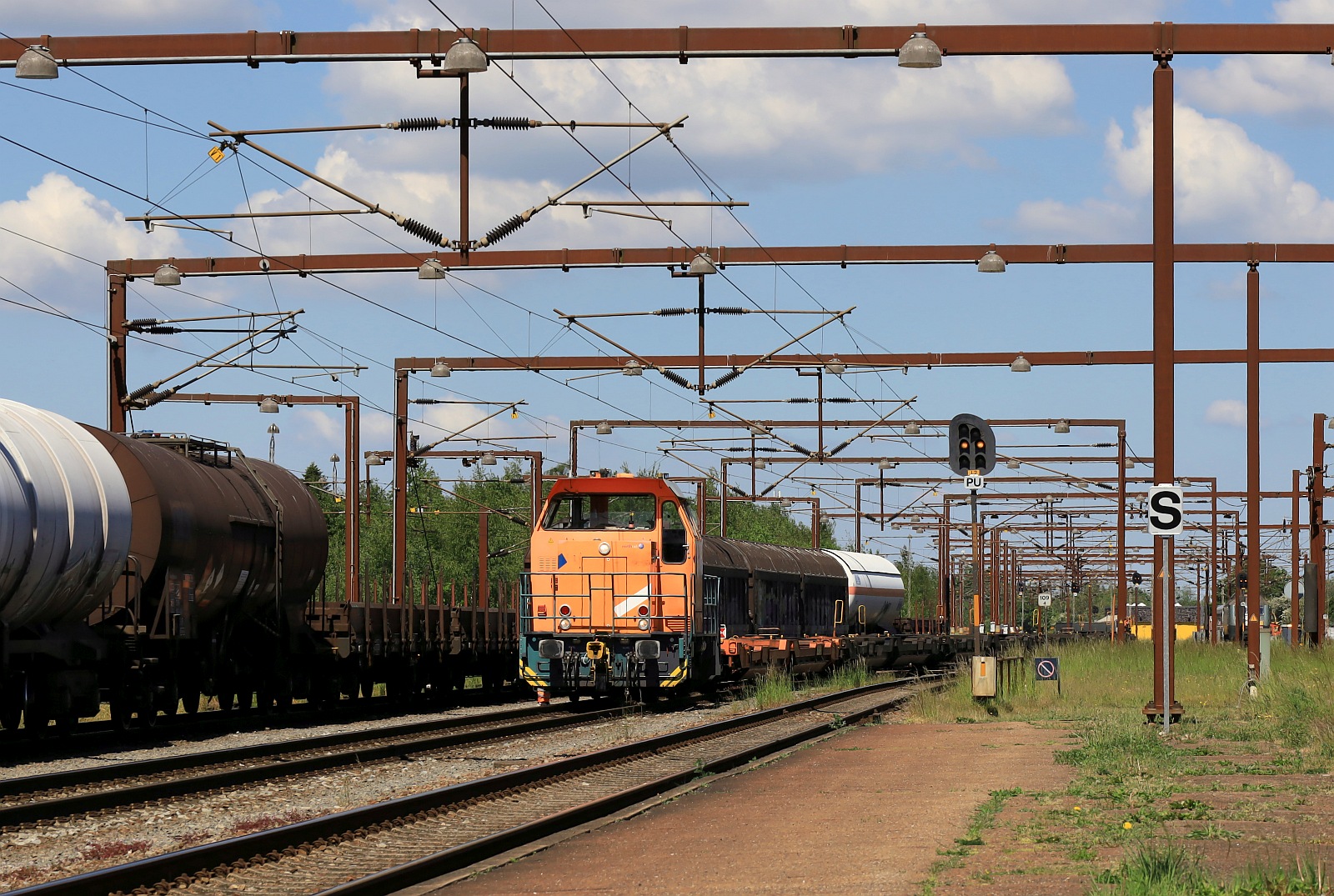 Northrail/TXL 322 220 127 (ex DSB MK 608) kam und schob die 10 Tragwagen ins TXL Depot in Padborg. 20.05.2024 