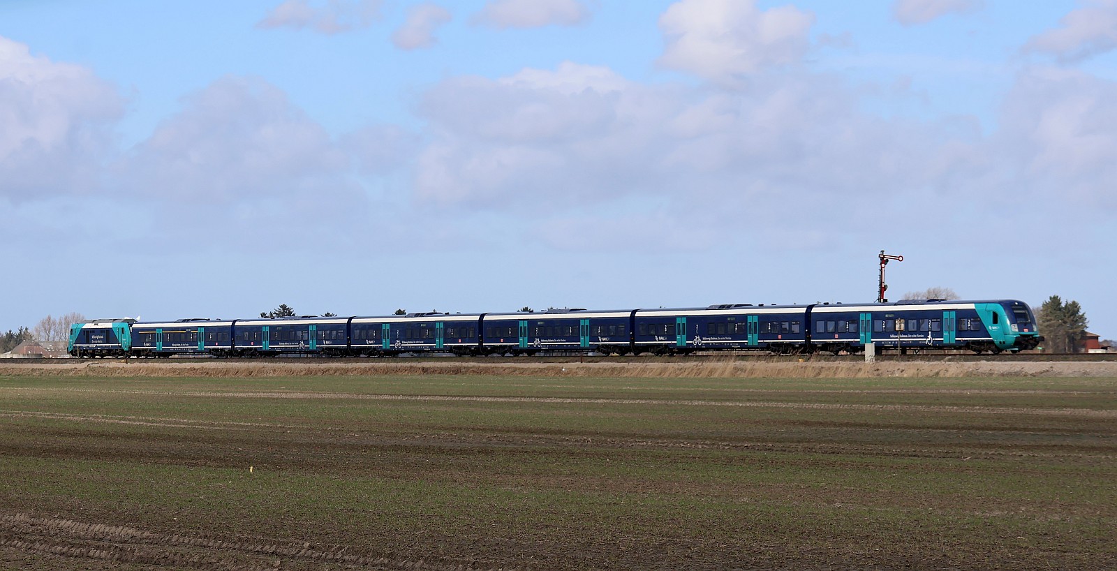 NRAIL/DB 245 212-6 schiebt hier ihrem RE 6 von Lehnshallig nach Niebüll. 27.03.2026