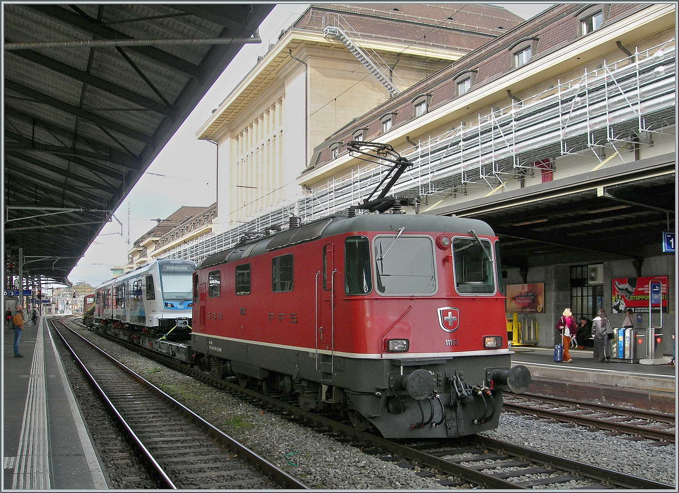 Nun hat sich die am Anfang dieser Bilderserie erwhnte SBB Re 4/4 II 11193 wieder an die Spitze des Zuges gesetzt und wartet mit ihrem vier Uaikk Wagen und dem Beh 4/8 4 / SNCF Z894  auf die Weiterfahrt nach Martigny.

29. Okt. 2025 