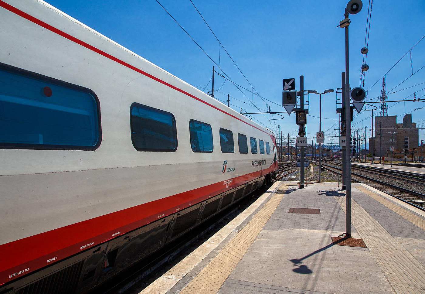 Nun verlässt der Trenitalia Frecciabianca ETR.463.28 (Pendolino) am 14 Juli 2022 den Bahnhof Roma Termini.
Der ETR.463 (von italienisch Elettro Treno Rapido) oder umgangssprachlich auch Pendolino ist ein von Trenitalia betriebener italienischer Neigezug von Fiat Ferroviaria. Noch während die Produktion der ETR.450 im Gange war, wurde mit dem Bau der zweiten Generation von Pendolino-Zügen begonnen. Die 10 Züge wurden 1991 von Italienischen Staatsbahn (FS) bestellt. Seit 2013 gehören die Züge zur Zuggattung Frecciabianca und bedienen von Rom aus Genua, Ravenna (und bis 2020 Reggio Calabria), sowie seit 2021 die Verbindung Venedig–Lecce über die Adriabahn.
 Nun verlässt der Trenitalia Frecciabianca ETR.463.28 (Pendolino) am 14 Juli 2022 den Bahnhof Roma Termini.
Der ETR.463 (von italienisch Elettro Treno Rapido) oder umgangssprachlich auch Pendolino ist ein von Trenitalia betriebener italienischer Neigezug von Fiat Ferroviaria. Noch während die Produktion der ETR.450 im Gange war, wurde mit dem Bau der zweiten Generation von Pendolino-Zügen begonnen. Die 10 Züge wurden 1991 von Italienischen Staatsbahn (FS) bestellt. Seit 2013 gehören die Züge zur Zuggattung Frecciabianca und bedienen von Rom aus Genua, Ravenna (und bis 2020 Reggio Calabria), sowie seit 2021 die Verbindung Venedig–Lecce über die Adriabahn.