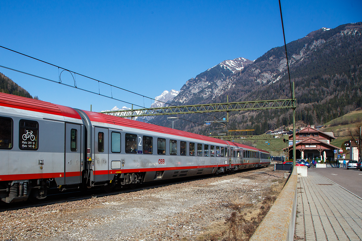 ÖBB 2.Klasse Abteilwagen der Bauart Bmz 73 (modernisierter Eurofima-Wagen), A-ÖBB 73 81 21-91 149-4 der Gattung Amz 73 (Z1), eingereiht als Wagen Nr. 259 in den DB/ÖBB EC 81von München via Kufstein, Innsbruck Brenner/Brennero, Bolzano/Bozen und Verona PN nach Bologna Centrale, am 28 März 2022 bei der Zugdurchfahrt im Bahnhof Gossensaß/Colle Isarco.

TECHNISCHE DATEN:
Hersteller: SGP Graz (1990
Spurweite: 1.435 mm
Länge über Puffer: 26 400 mm
Drehzapfenabstand: 19.000 mm
Leergewicht: 50 t
Höchstgeschwindigkeit: 200 km/h
Sitzplätze: 66 (2.Klasse)
Abteile: 11
Toiletten: 2 (geschlossenes System)